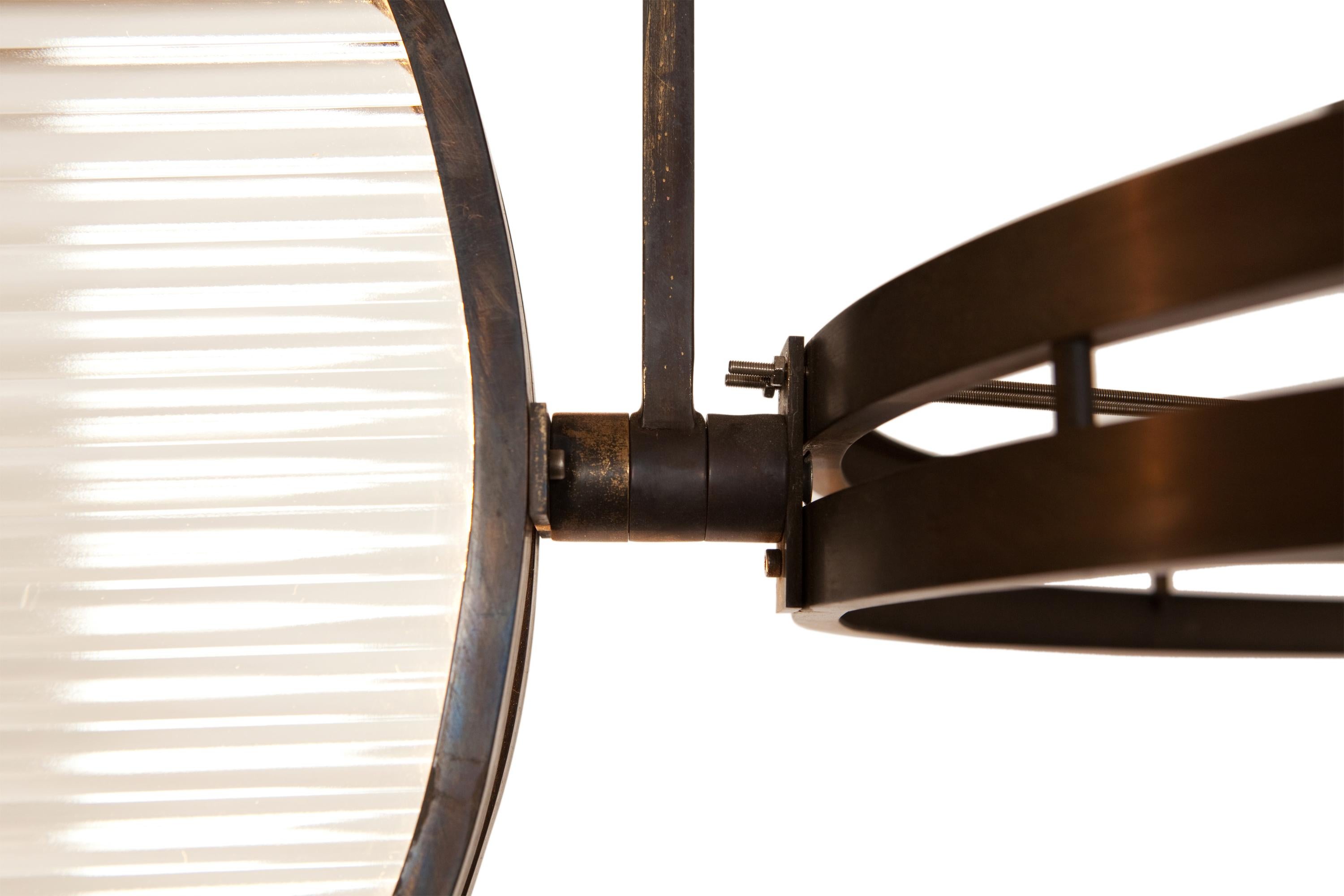 Moderne Lampe à suspension moderne en laiton bronze, verre côtelé en vente