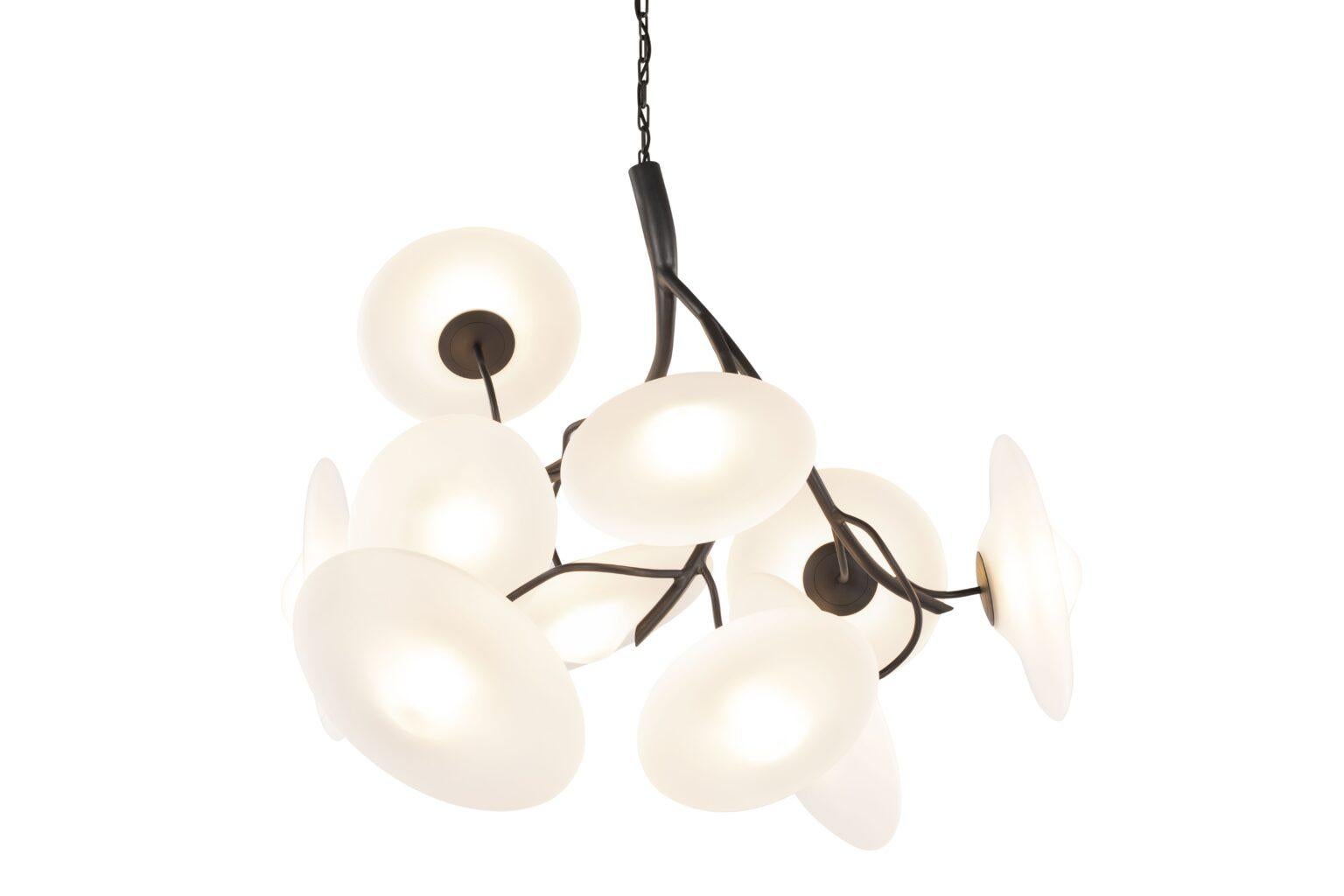 Néerlandais Lustre à suspension moderne, finition bronze patiné foncé, collection Blossom en vente