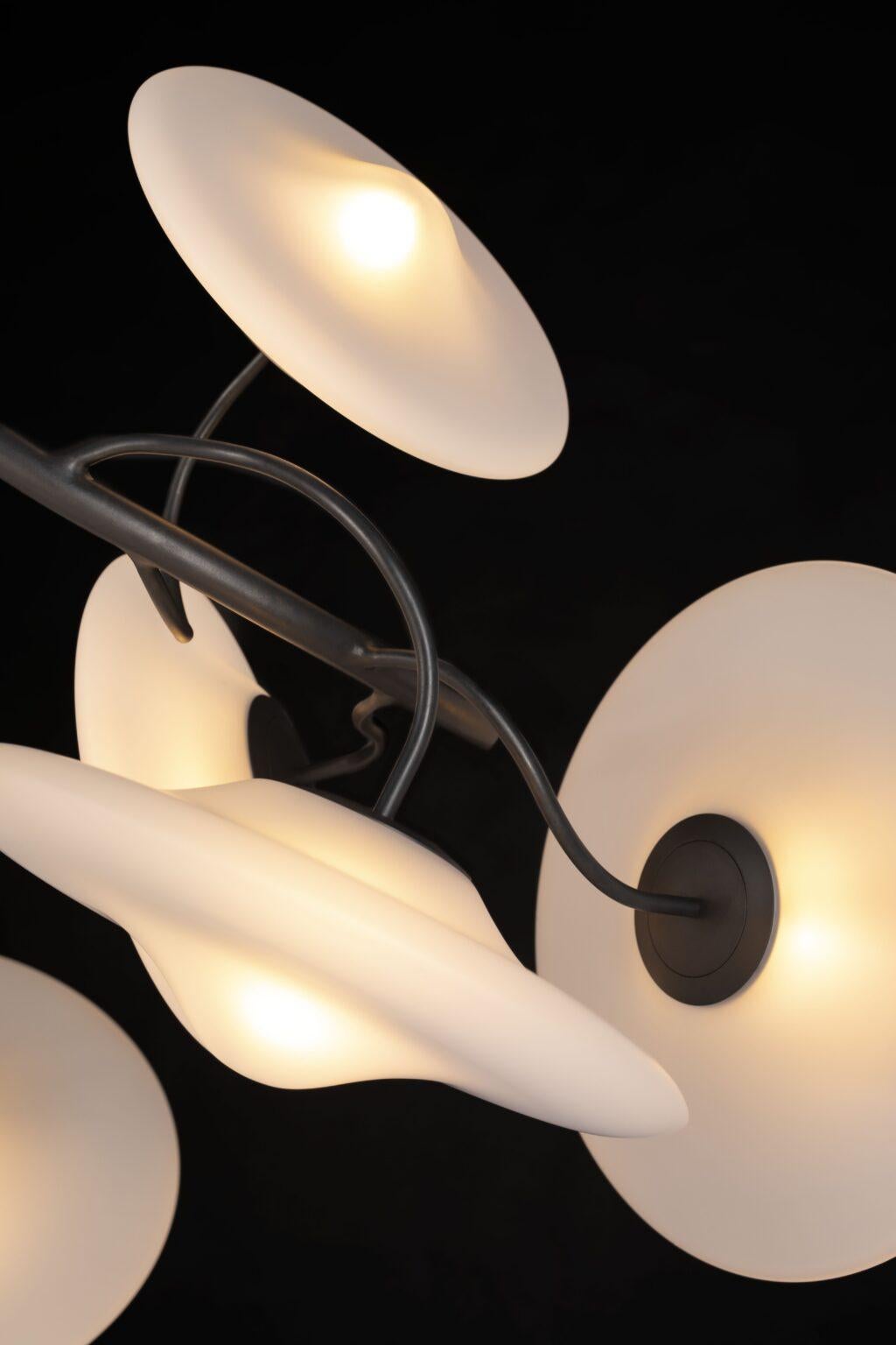XXIe siècle et contemporain Lustre à suspension moderne, finition bronze patiné foncé, collection Blossom en vente