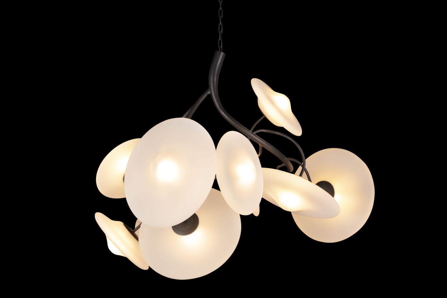 Fait main Lustre à suspension moderne, finition bronze patiné foncé, collection Blossom en vente