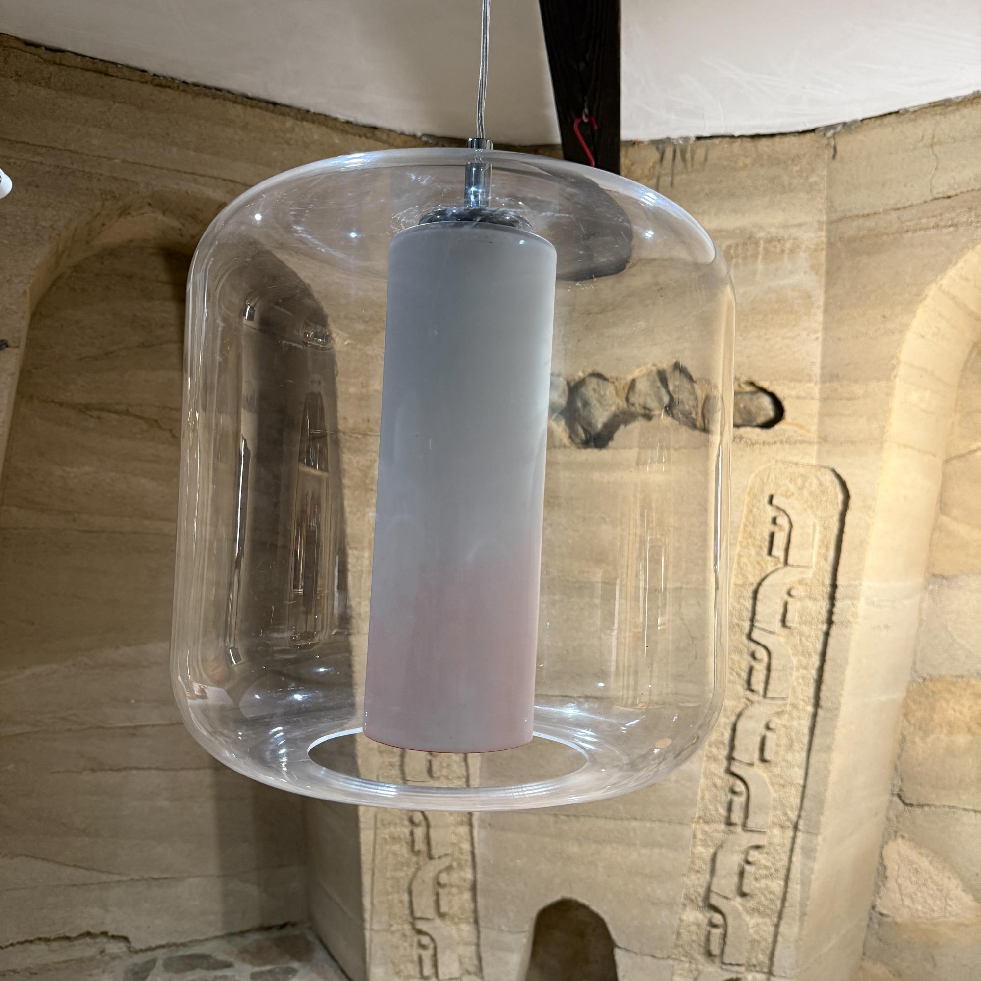 Para tu consideración, un Colgante moderno construido con cúpula de lucite con difusor interior de cristal blanco esmerilado. No hay etiqueta del fabricante, no se dispone de información sobre el diseñador ni el país de producción. 

Dimensiones: