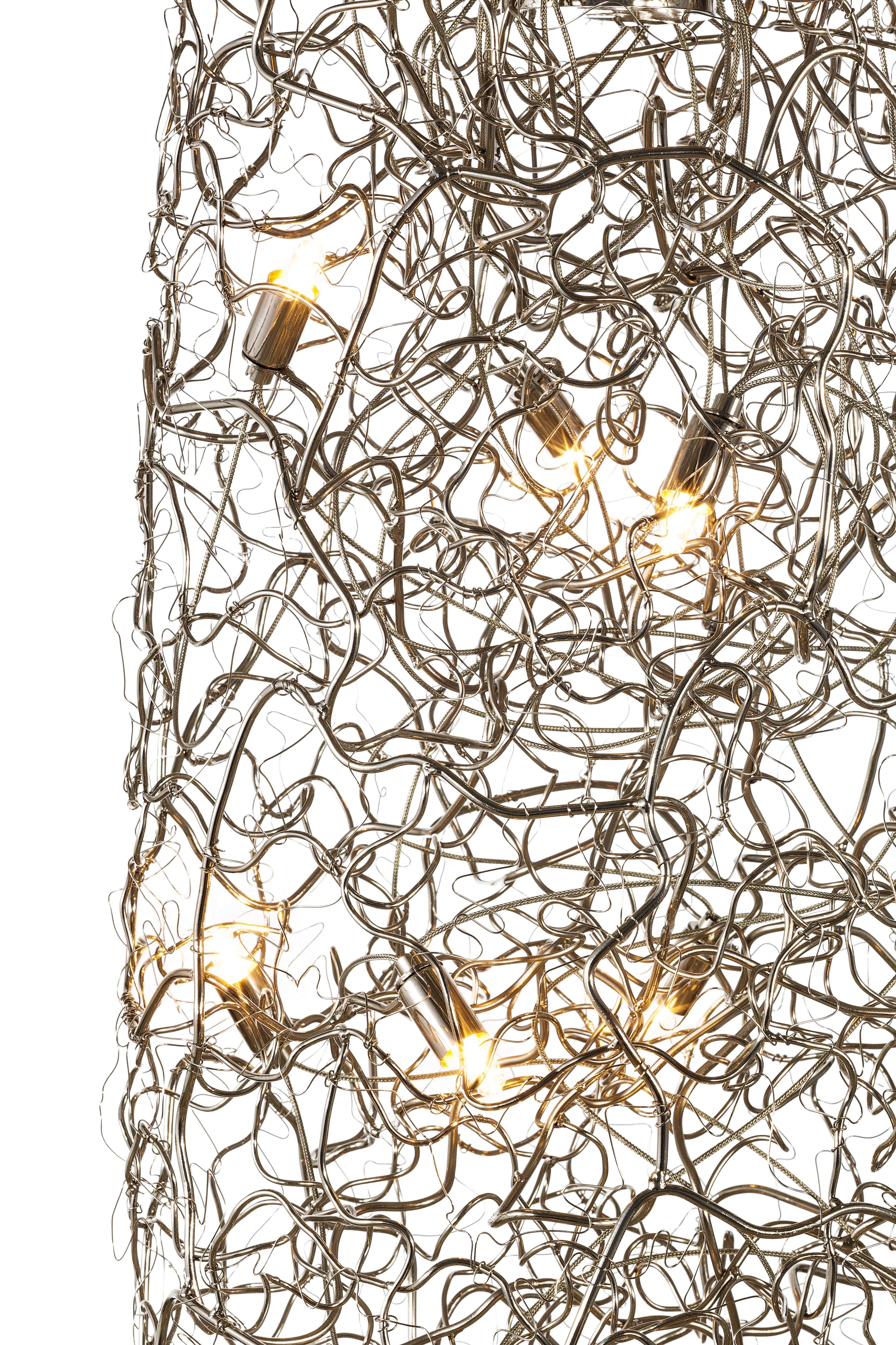 Questa moderna sospensione di forma conica è la più recente aggiunta alla collezione Crystal Waters e può essere facilmente applicata per illuminare le scale e gli spazi con un soffitto più alto. 

La collezione Crystal Waters, realizzata a mano