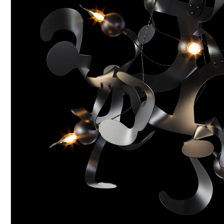 Il moderno pendente Kelp con finitura nera opaca, disegnato da William Brand, è una scultura d'illuminazione organica, libera e giocosa della collezione di Brand van Egmond. L'apparente casualità della scultura luminosa, ma gli ornamenti disposti