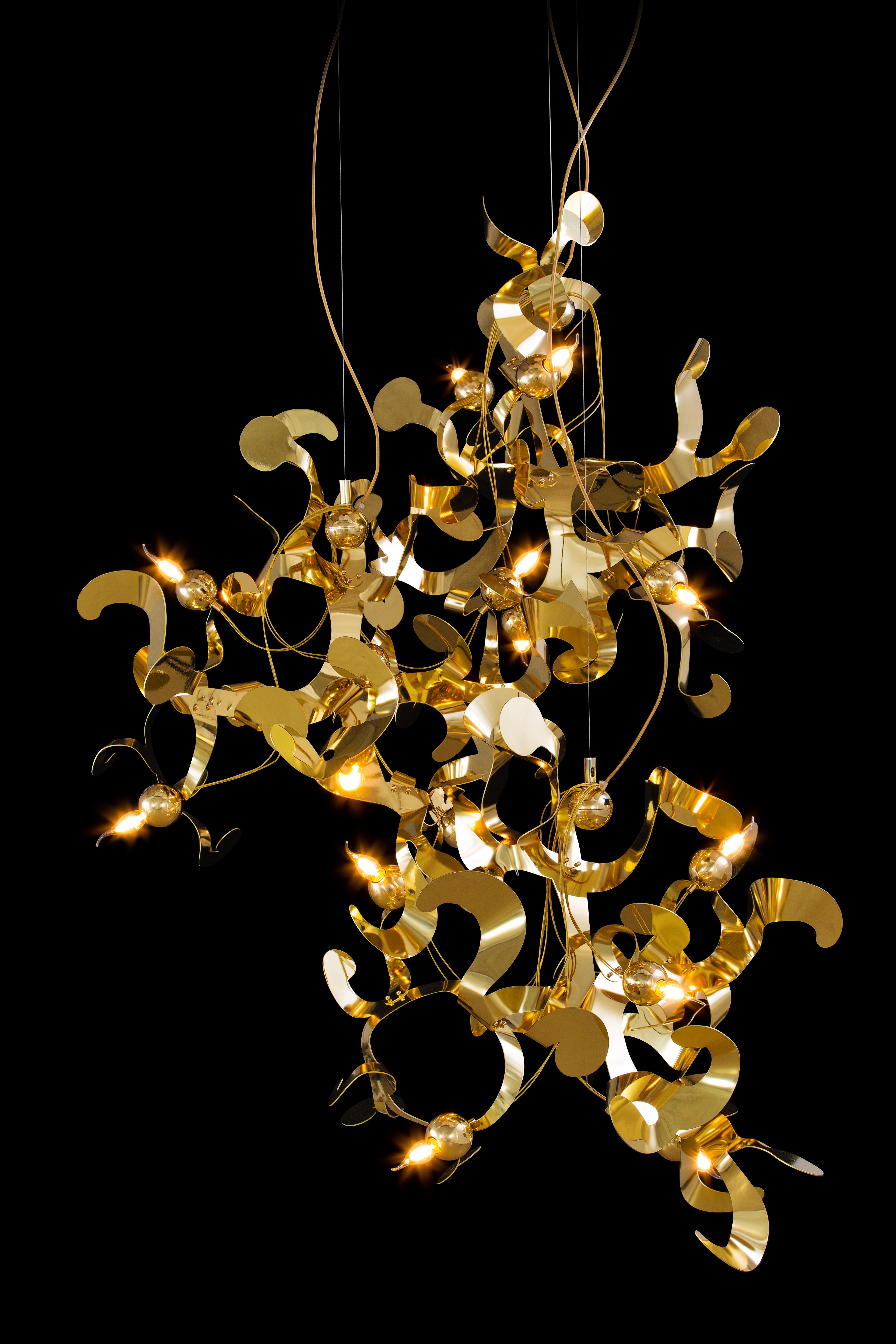 La suspension moderne Kelp en finition laiton, conçue par William Brand, est une sculpture lumineuse organique libre et ludique de la collection de Brand van Egmond. L'aspect apparemment aléatoire de la sculpture lumineuse, mais les ornements