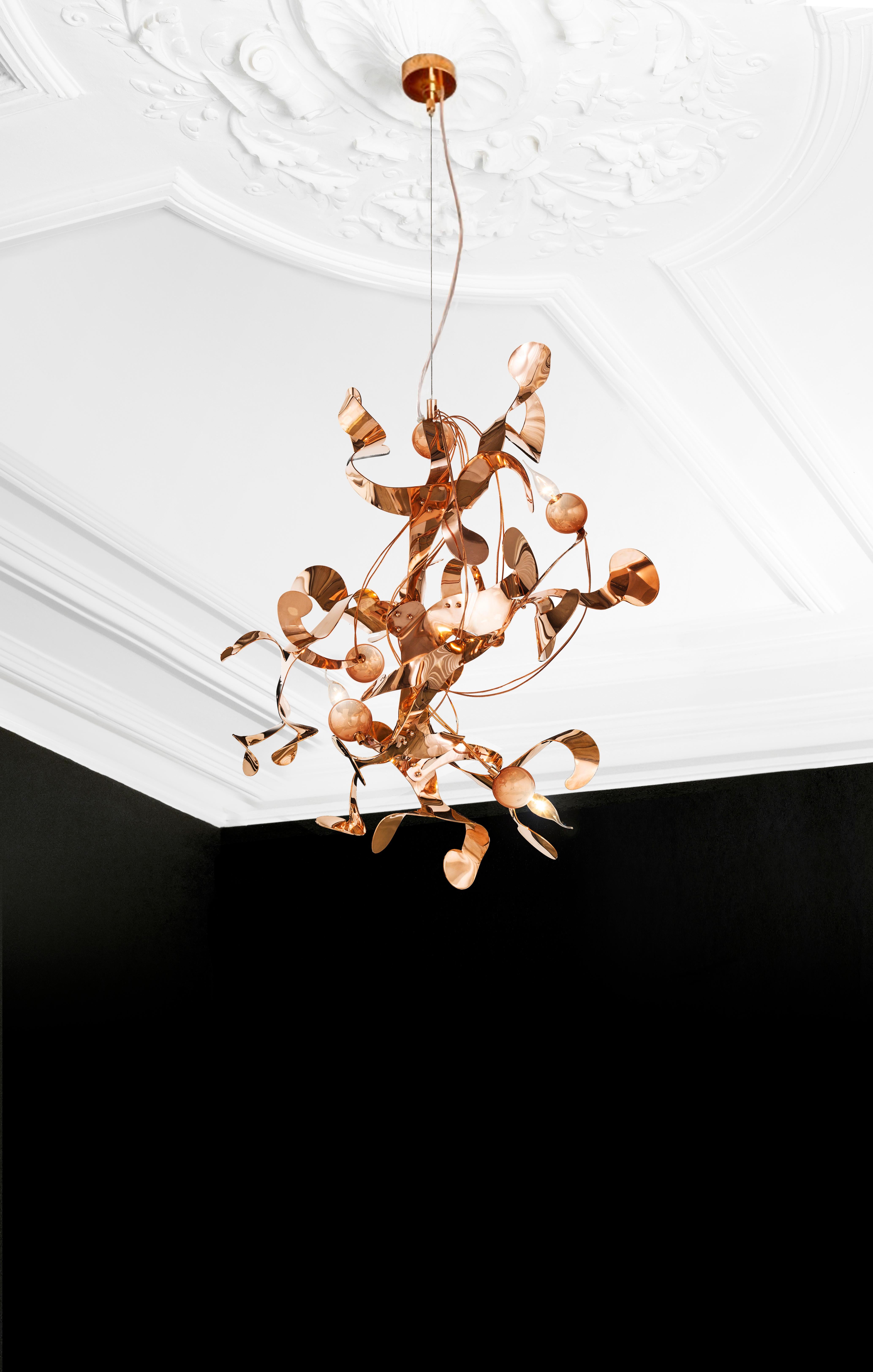 The Kelp modern pendant in a copper finish, designed by William Brand, is a free and playful organic lighting sculpture in the collection of Brand van Egmond. The seemingly randomness of the lighting sculpture, yet carefully arranged ornaments will