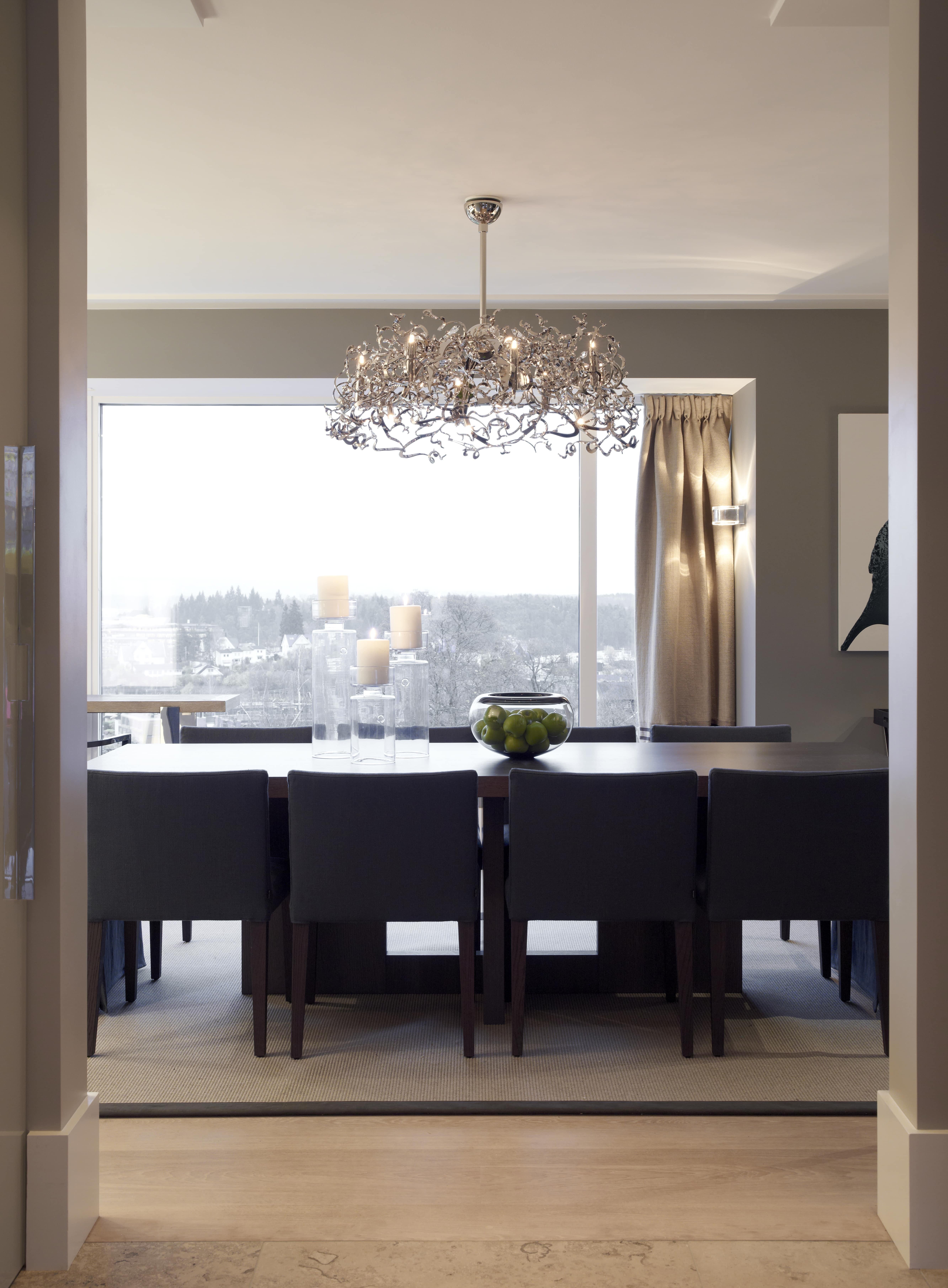 Questo lampadario moderno di forma rotonda e finitura in nichel fa parte della collezione Icy Lady, disegnata da William Brand, fondatore di Brand van Egmond. Realizzata a mano con materiali di altissima qualità e impreziosita da cristalli