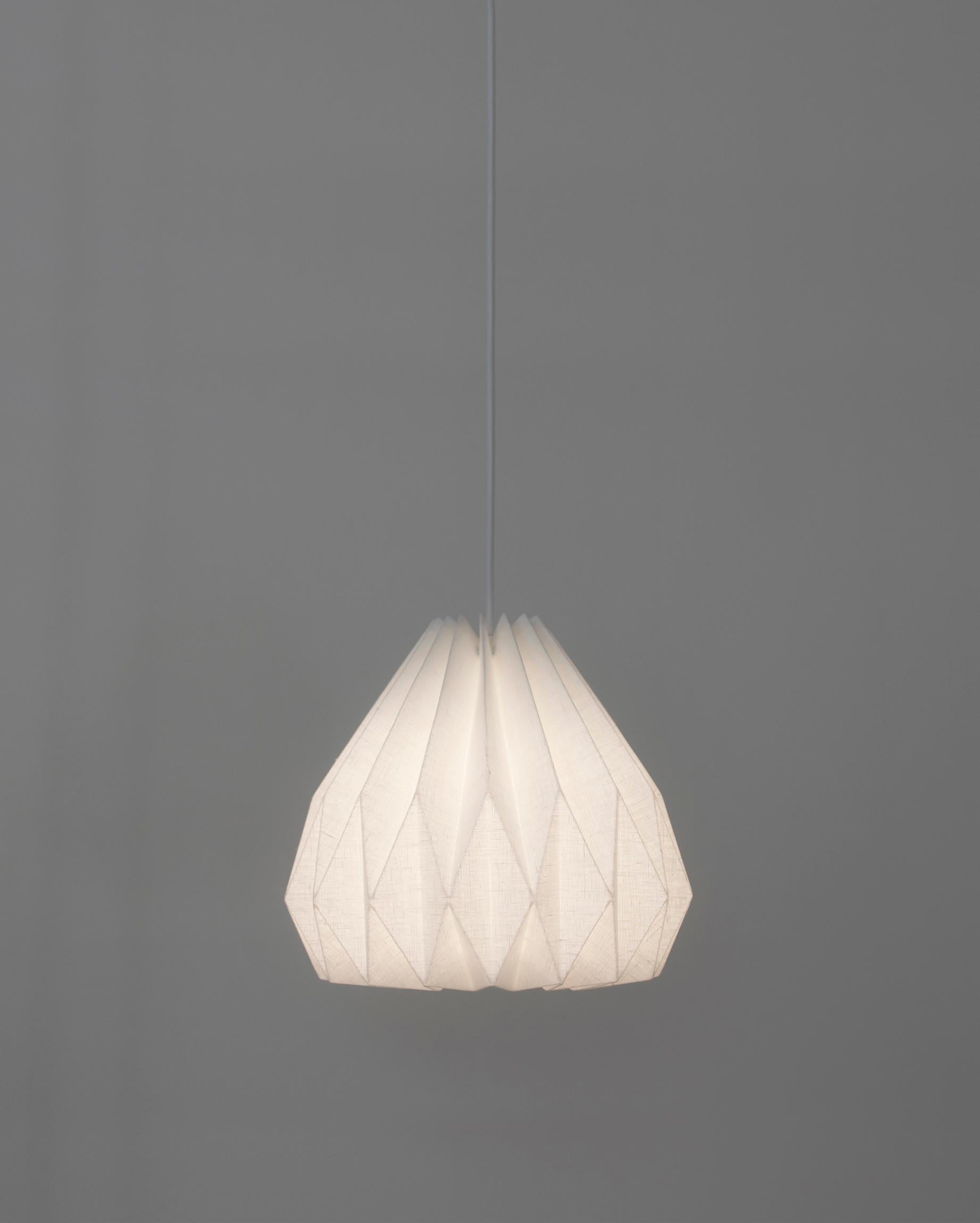Mid-Century Modern Lampe à suspension moderne - Abat-jour unique en lin par La Loupe en vente