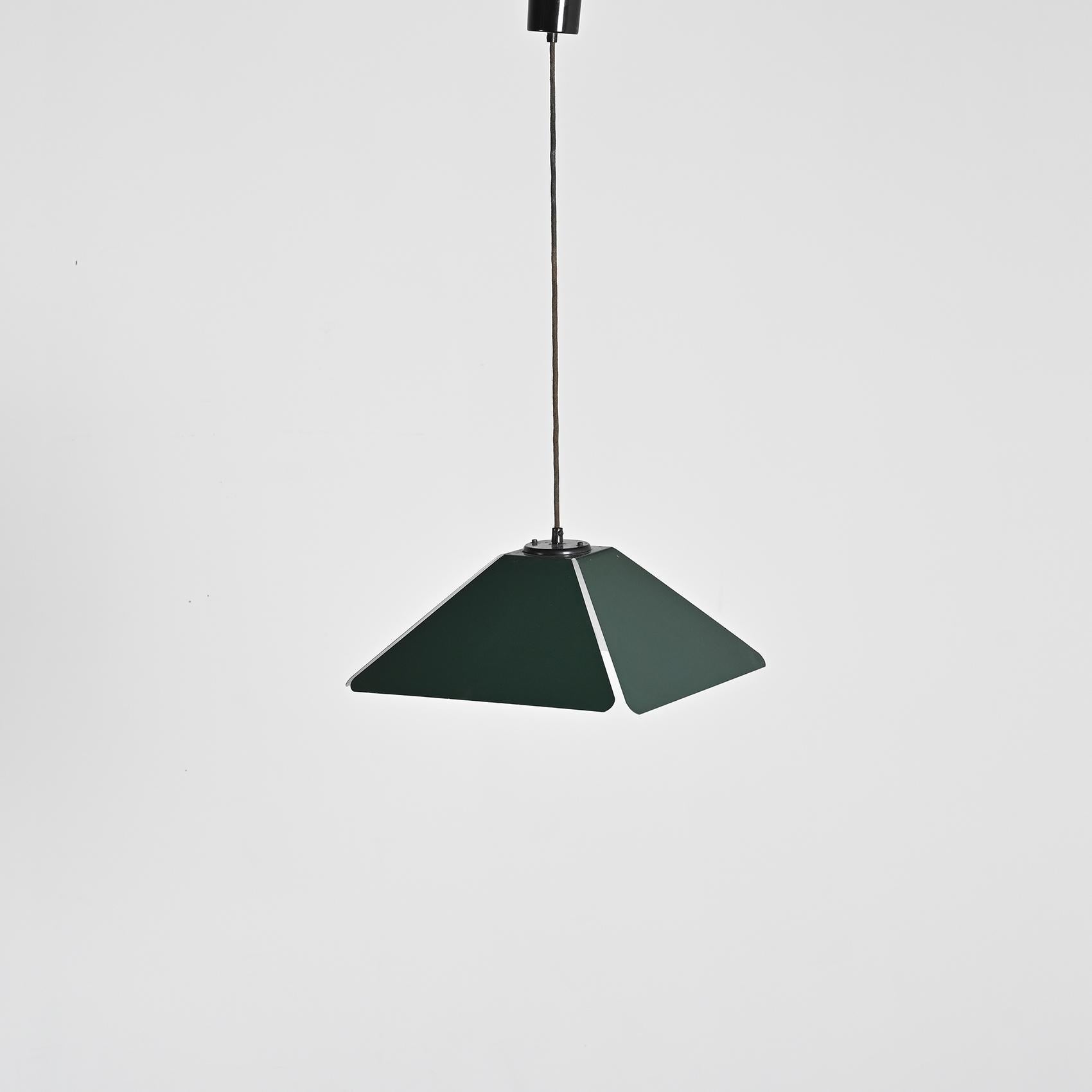 
Rare pendant light selected by Charlotte Perriand for Les Arcs.
It was produced by Staff Milano and created by Alex DISANTAVITTORIA.

The lampshade is entirely made of green lacquered painted metal, slightly open, allowing light to diffuse, and the
