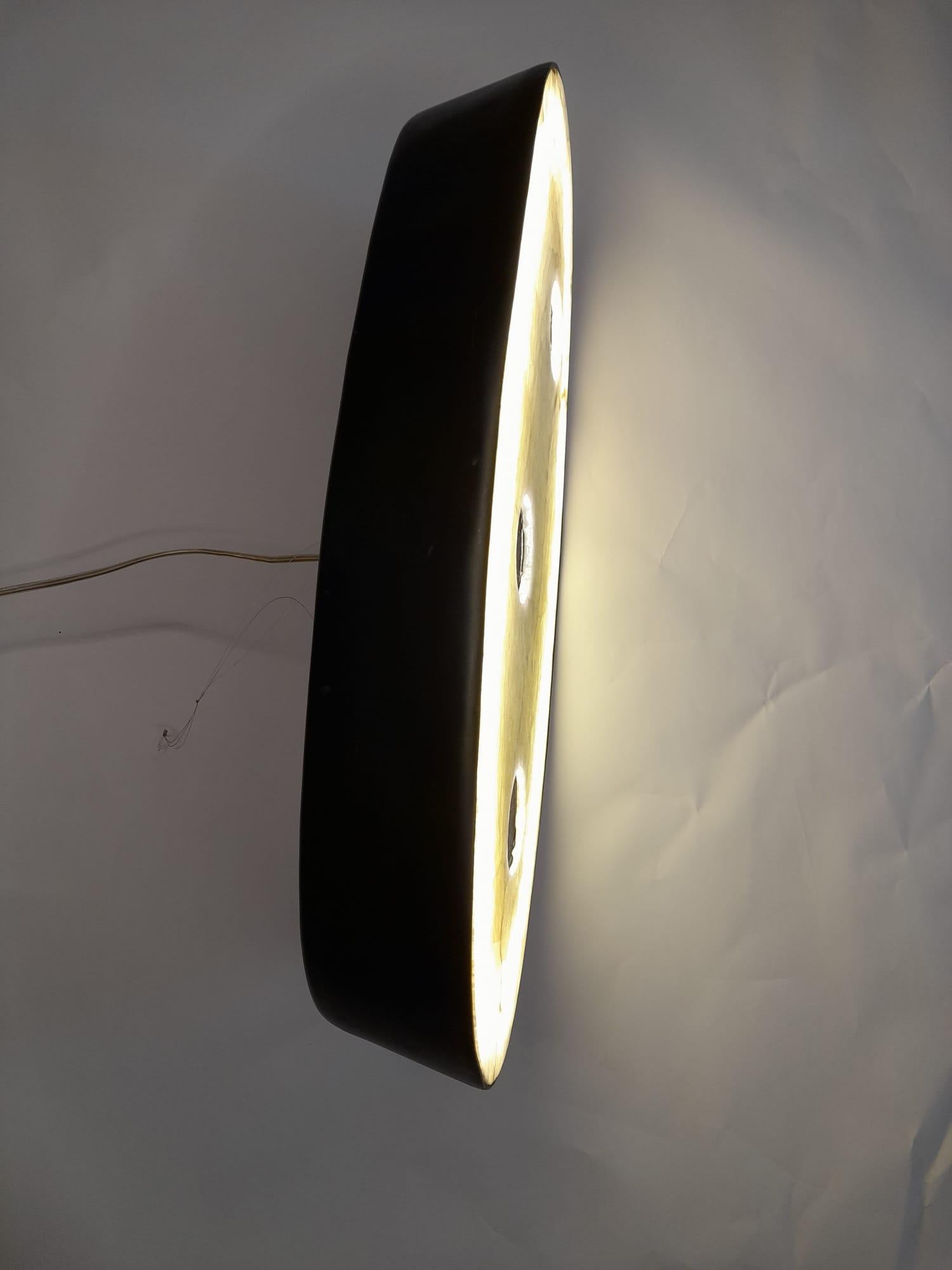 Das Gehäuse dieser Pendelleuchte ist in vivak mattschwarz lackiert. Ovaler Boden aus Alabaster.
Innen 3 Spots MR und eine ovale TL-Lampe. Nur bei 220 Volt möglich. 
Gibt gemütliches Licht entsprechend der Farbe des Alabasters.