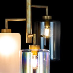 Moderner moderner Anhänger mit farbigem Glas in einer messingfarbenen, brünierten Oberfläche, Louise