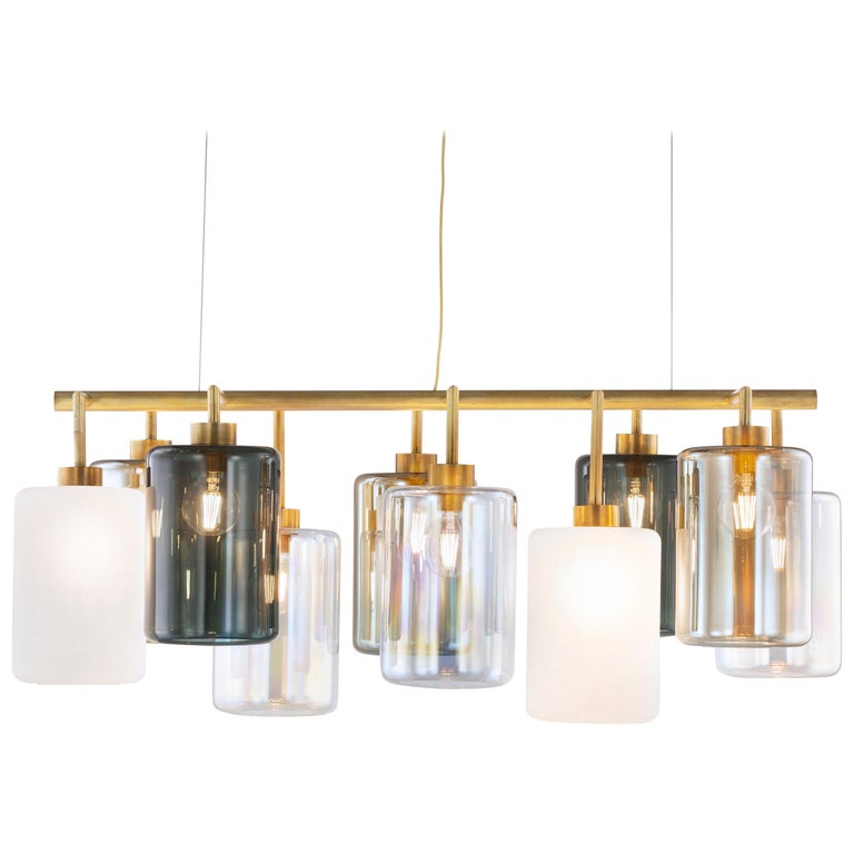 Lampe à suspension moderne, verre coloré, finition en laiton bruni,  collection Louise En vente sur 1stDibs