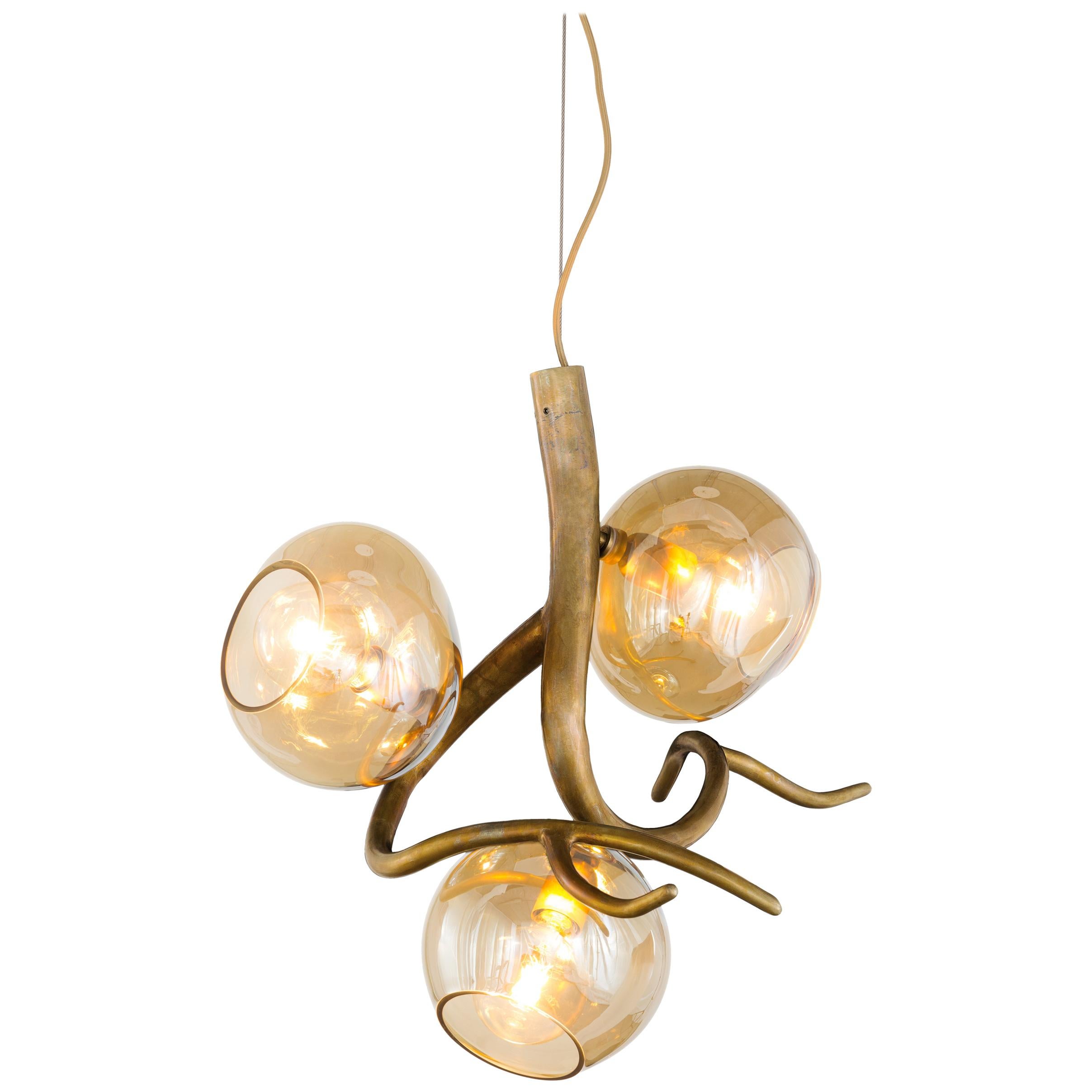 Lampe à suspension moderne avec verre coloré et finition en laiton, collection Ersa, par marque en vente