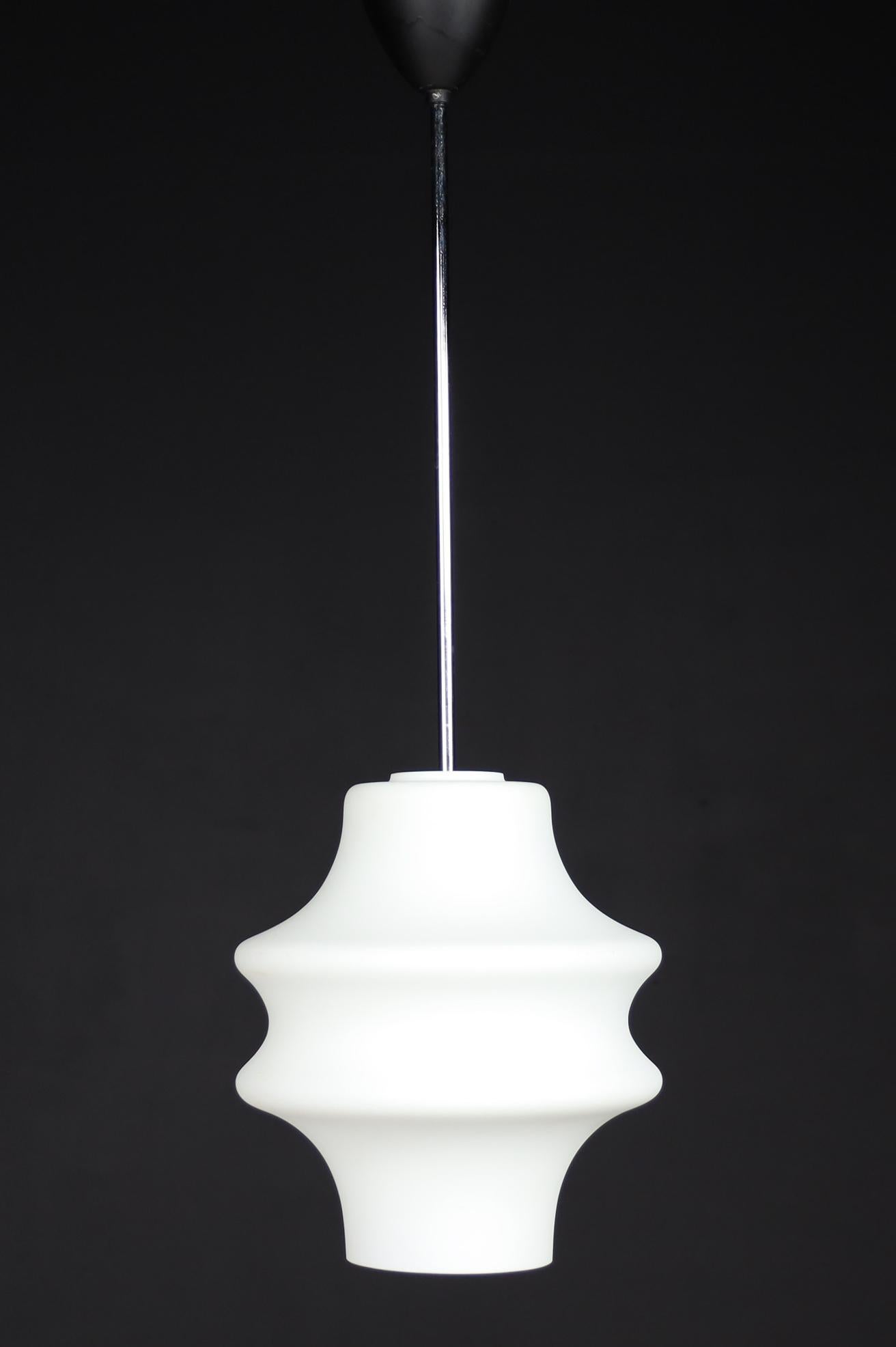 Lampes à suspension modernes, verre opalin, Europe, années 1960 en vente 4