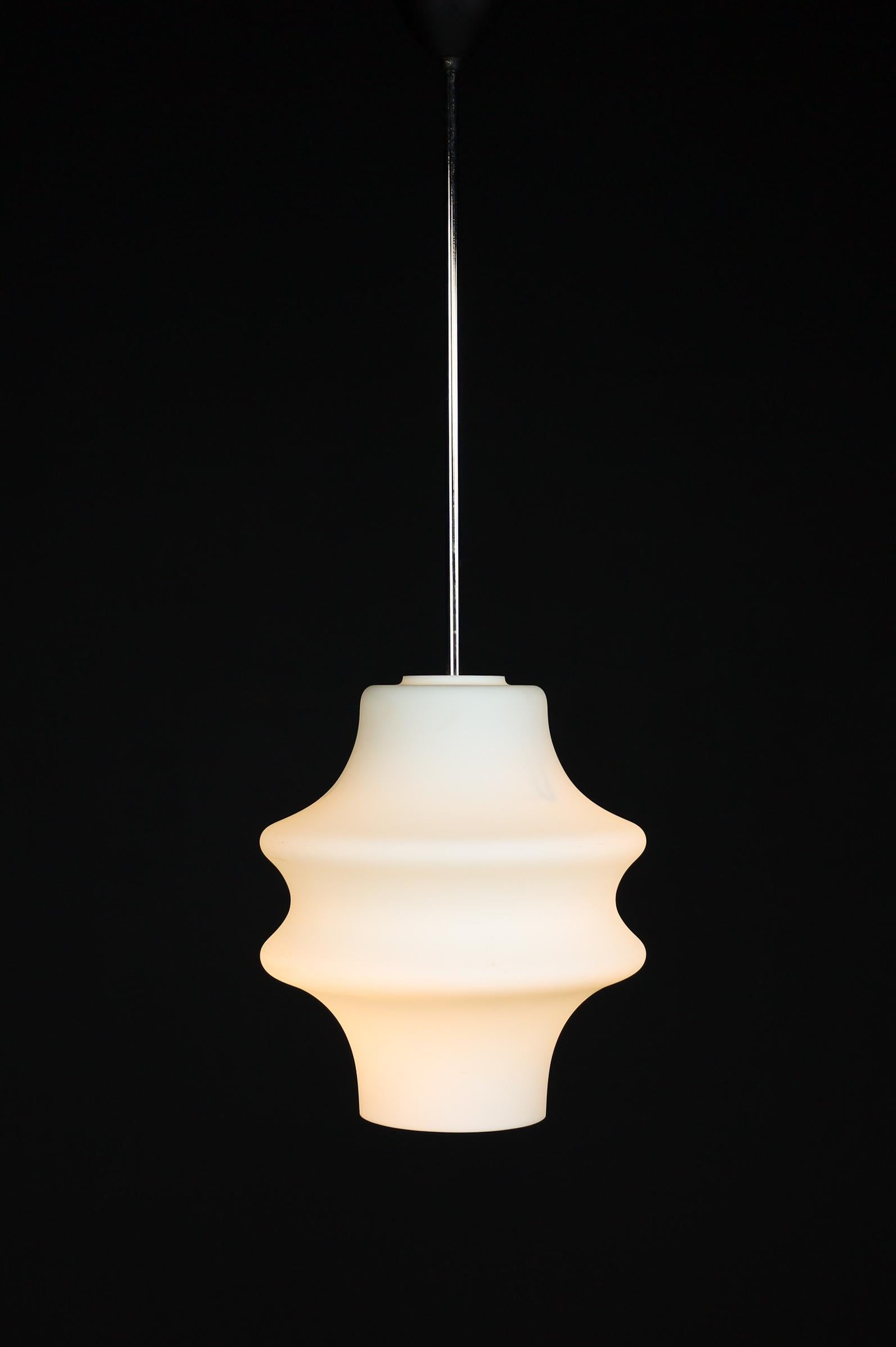 Mid-Century Modern Lampes à suspension modernes, verre opalin, Europe, années 1960 en vente
