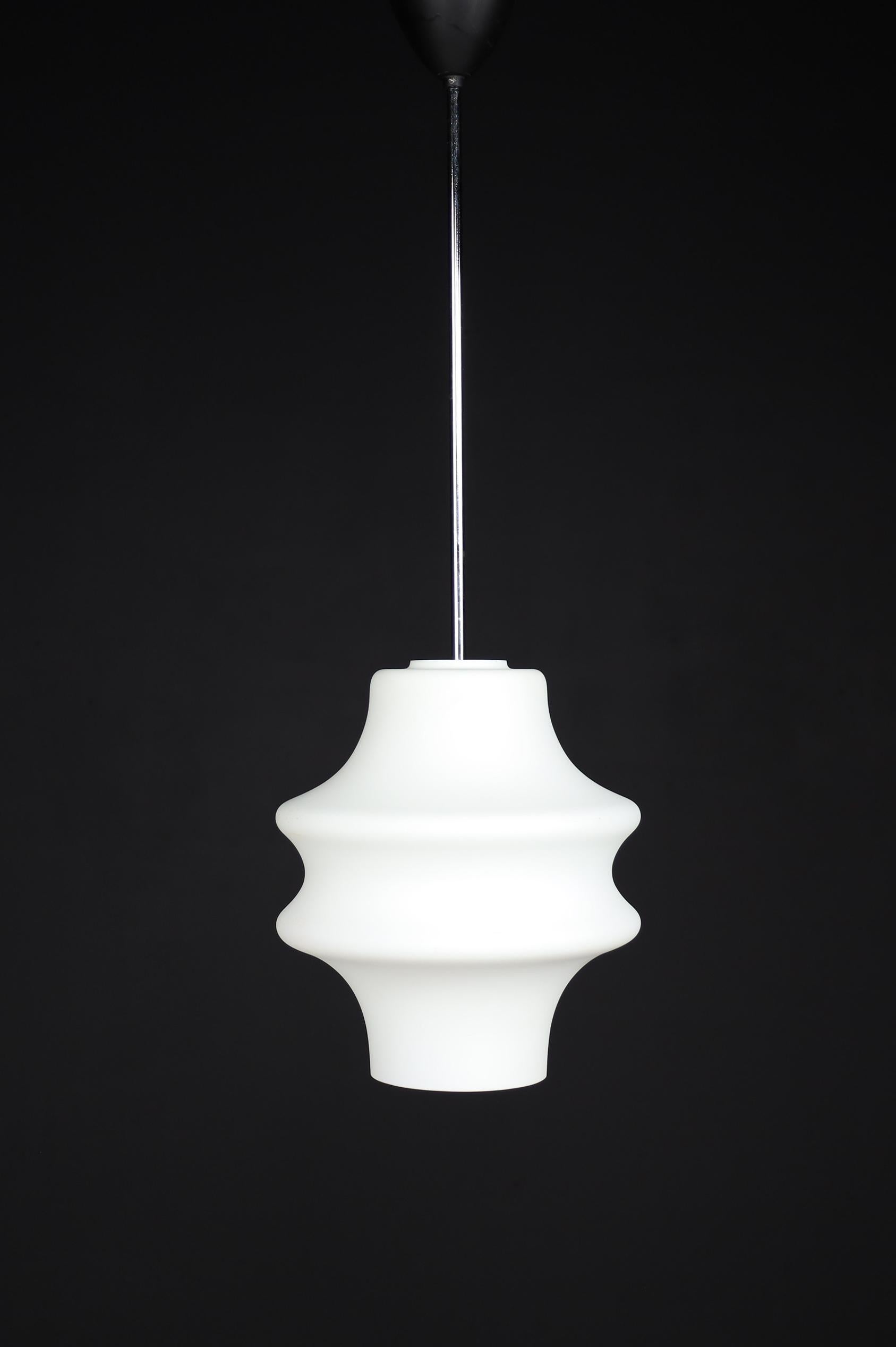 20ième siècle Lampes à suspension modernes, verre opalin, Europe, années 1960 en vente