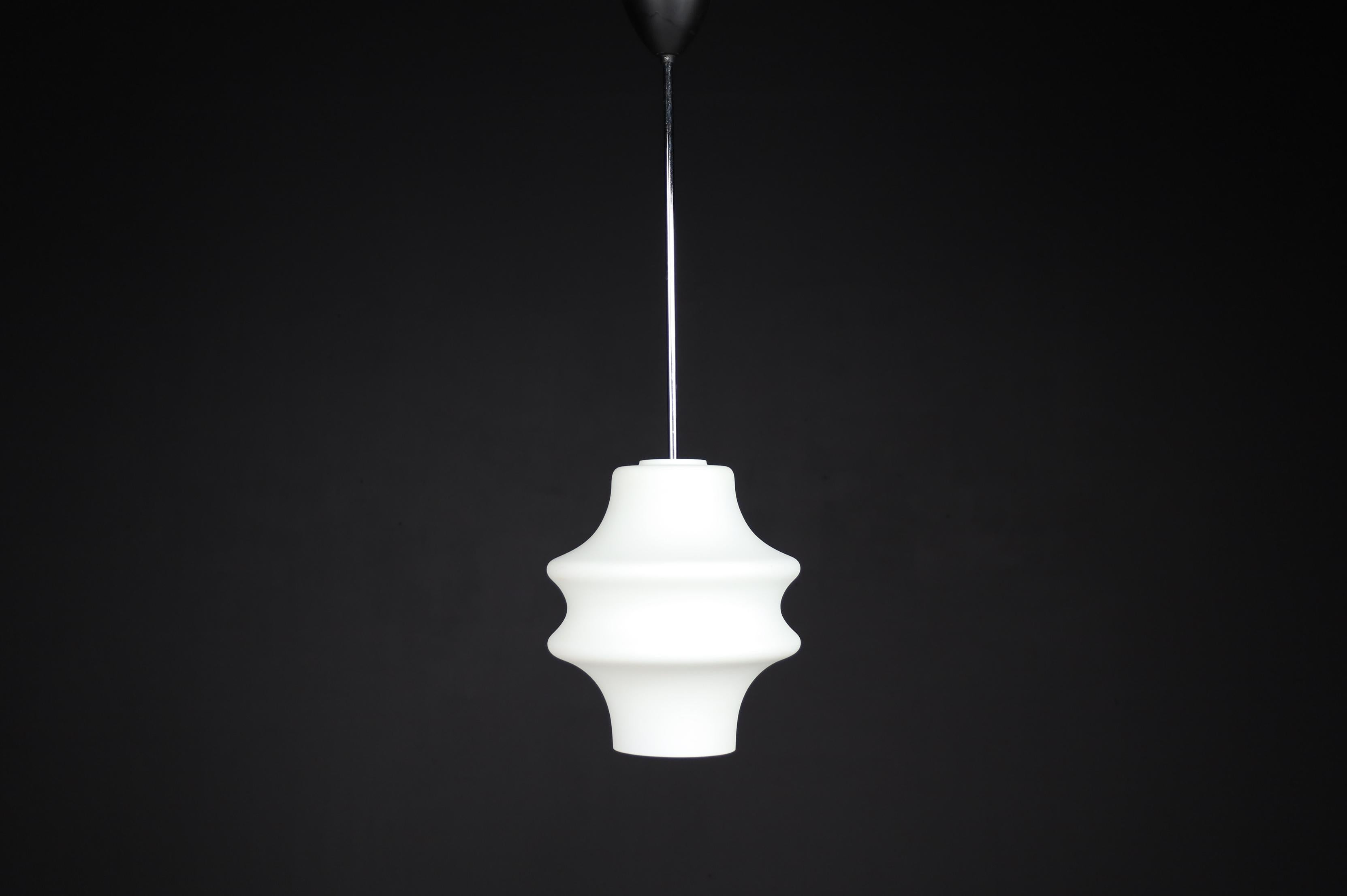 Lampes à suspension modernes, verre opalin, Europe, années 1960 en vente 1