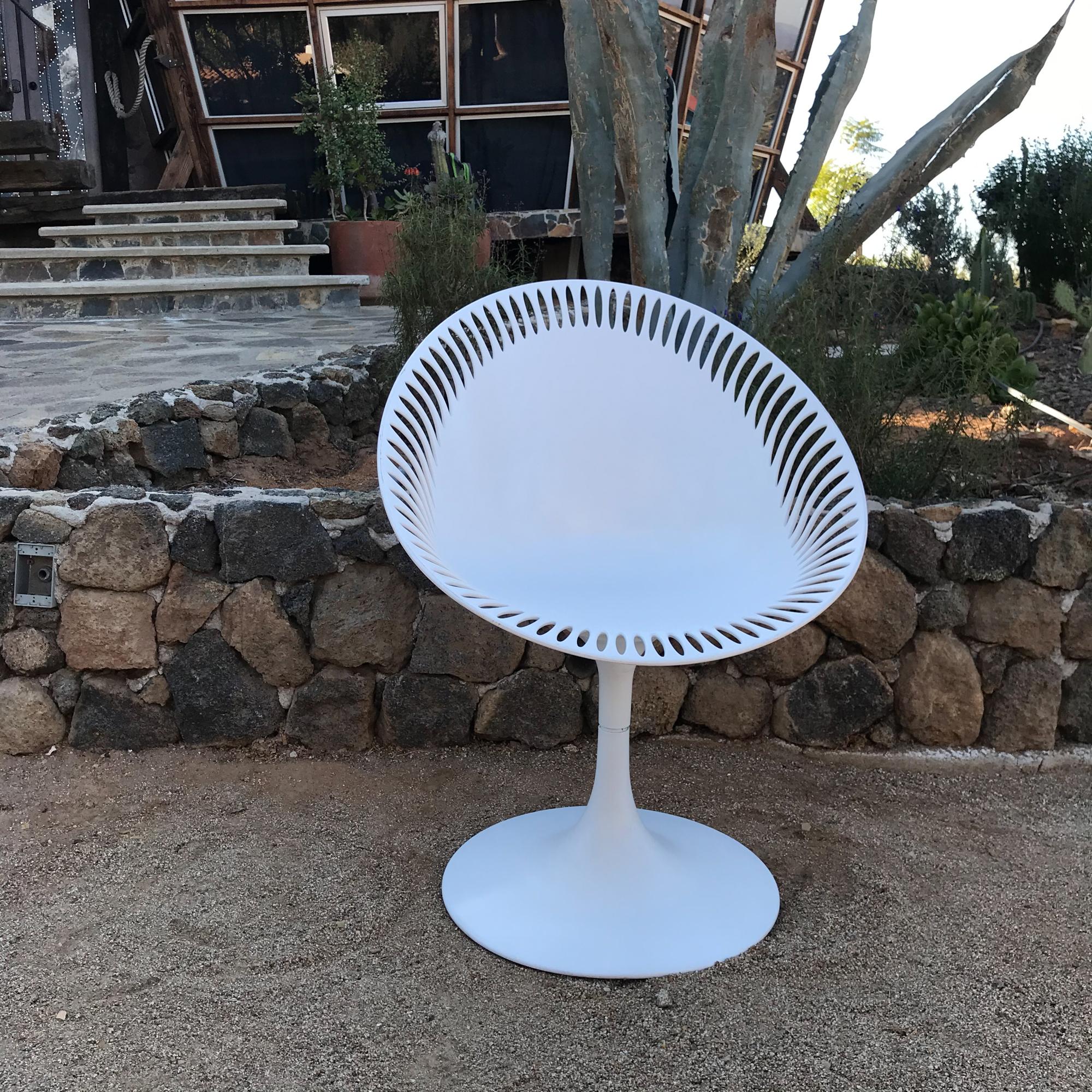 1970s Four Modern Futuristic Fiberglass White Saarinen Starck Tulip Chairs  In Good Condition In Chula Vista, CA