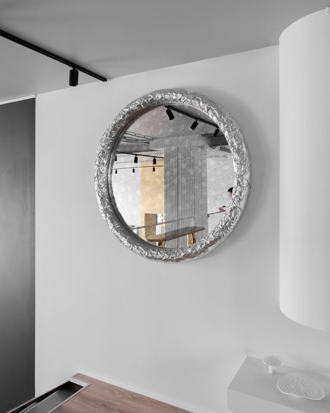 Modern Pergamo Wall Art Mirror in Polished Hammered Aluminum and Aged Mirror For Sale 1