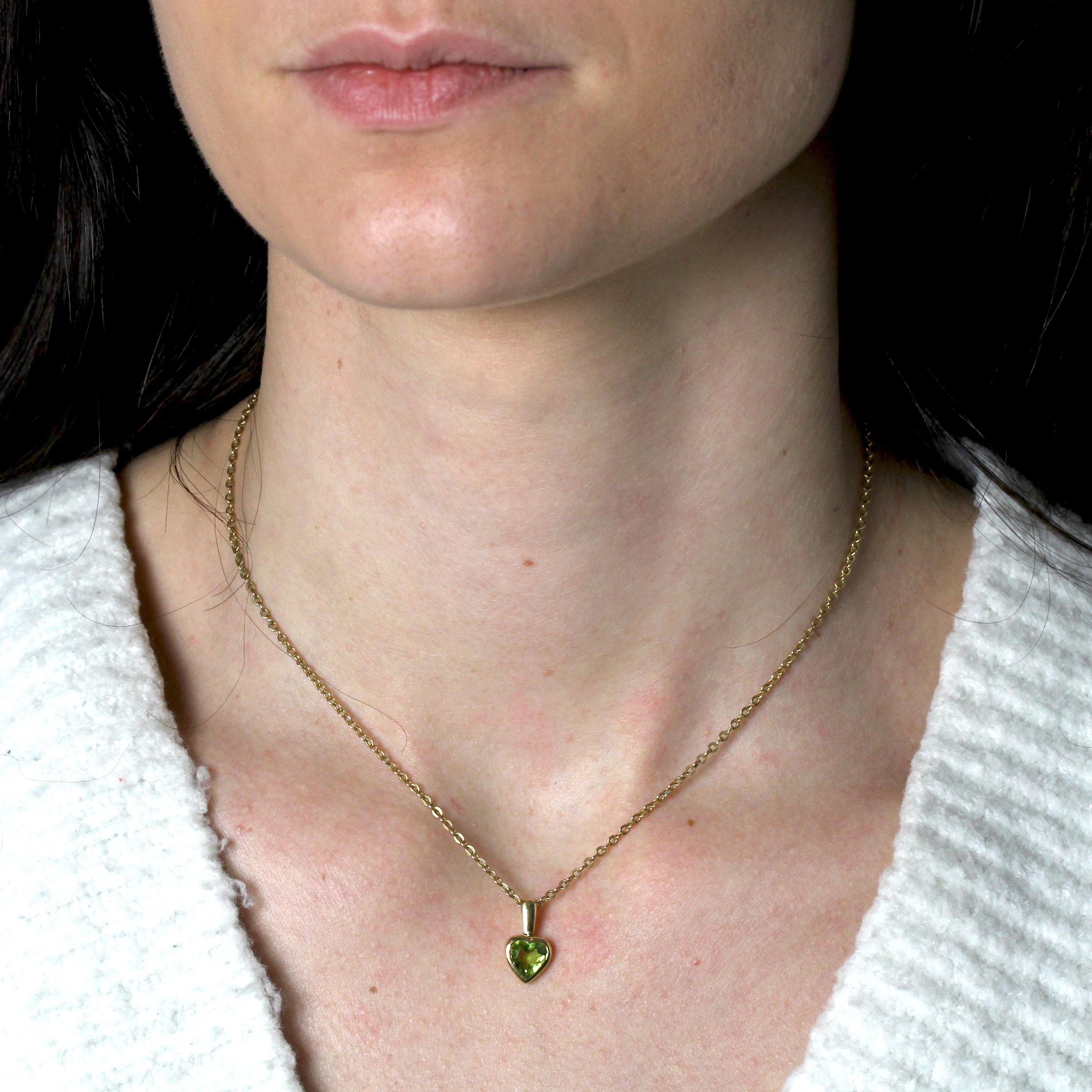 Pendentif en or jaune 18 carats, poinçon tête d'aigle.
Pendentif moderne en or jaune, composé d'un péridot en forme de cœur entouré d'or, avec un fermoir fixe.
Pendentif vendu seul sans sa chaîne de présentation.
Hauteur : 1,5 cm environ, largeur :
