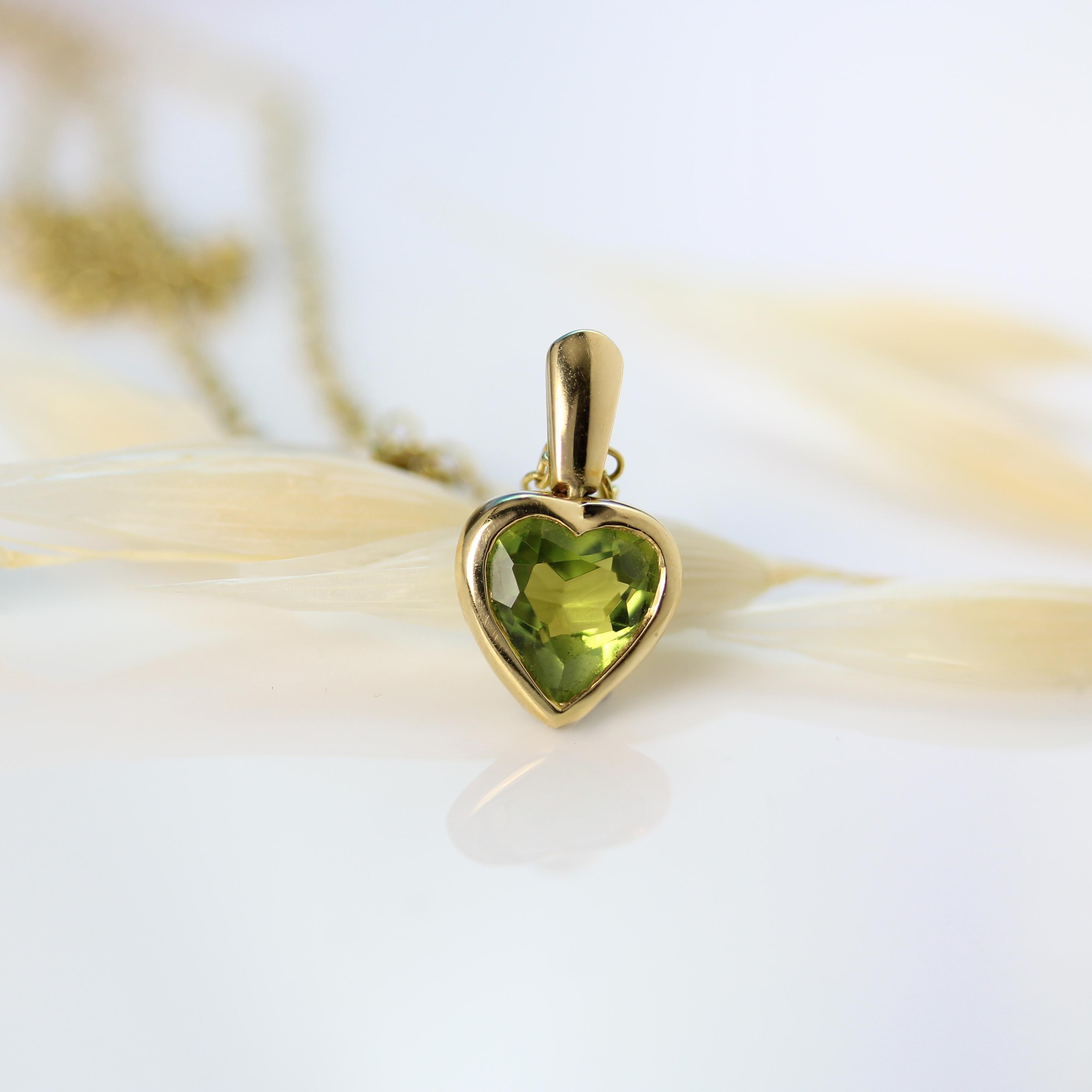 Moderne Pendentif cœur moderne en or jaune 18 carats et péridot en vente