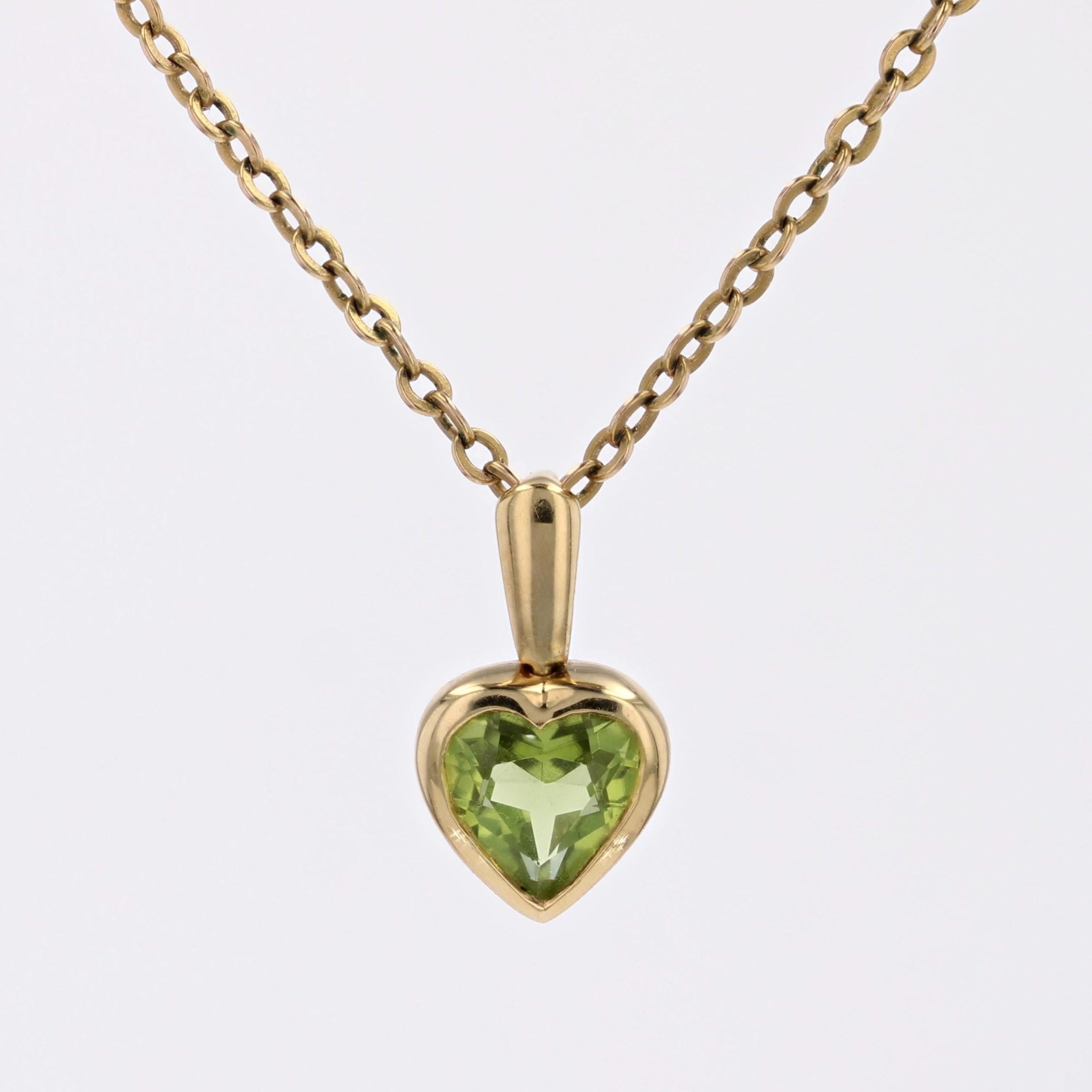 Taille cœur Pendentif cœur moderne en or jaune 18 carats et péridot en vente
