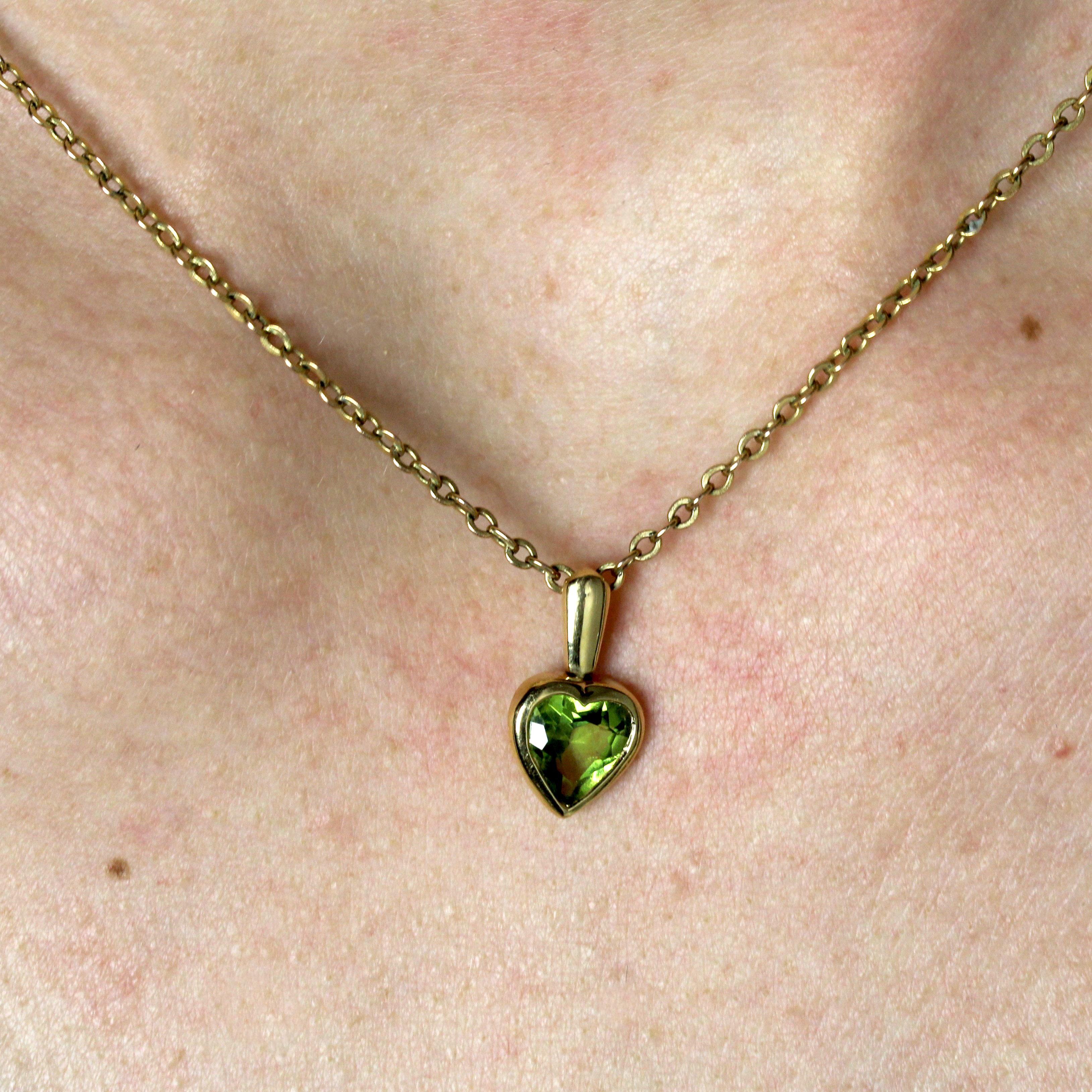 Pendentif cœur moderne en or jaune 18 carats et péridot en vente 2