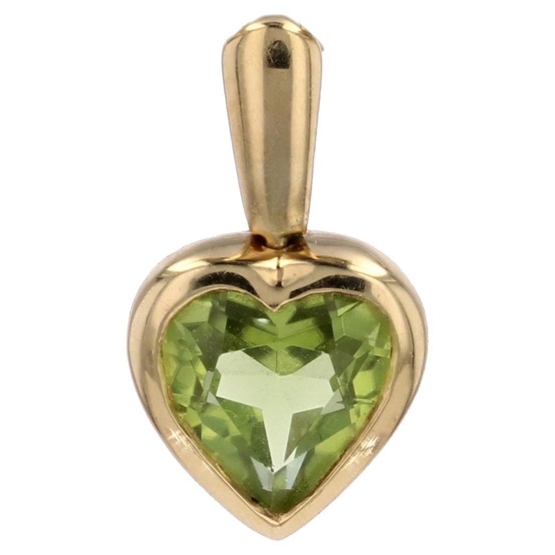 Pendentif cœur moderne en or jaune 18 carats et péridot en vente