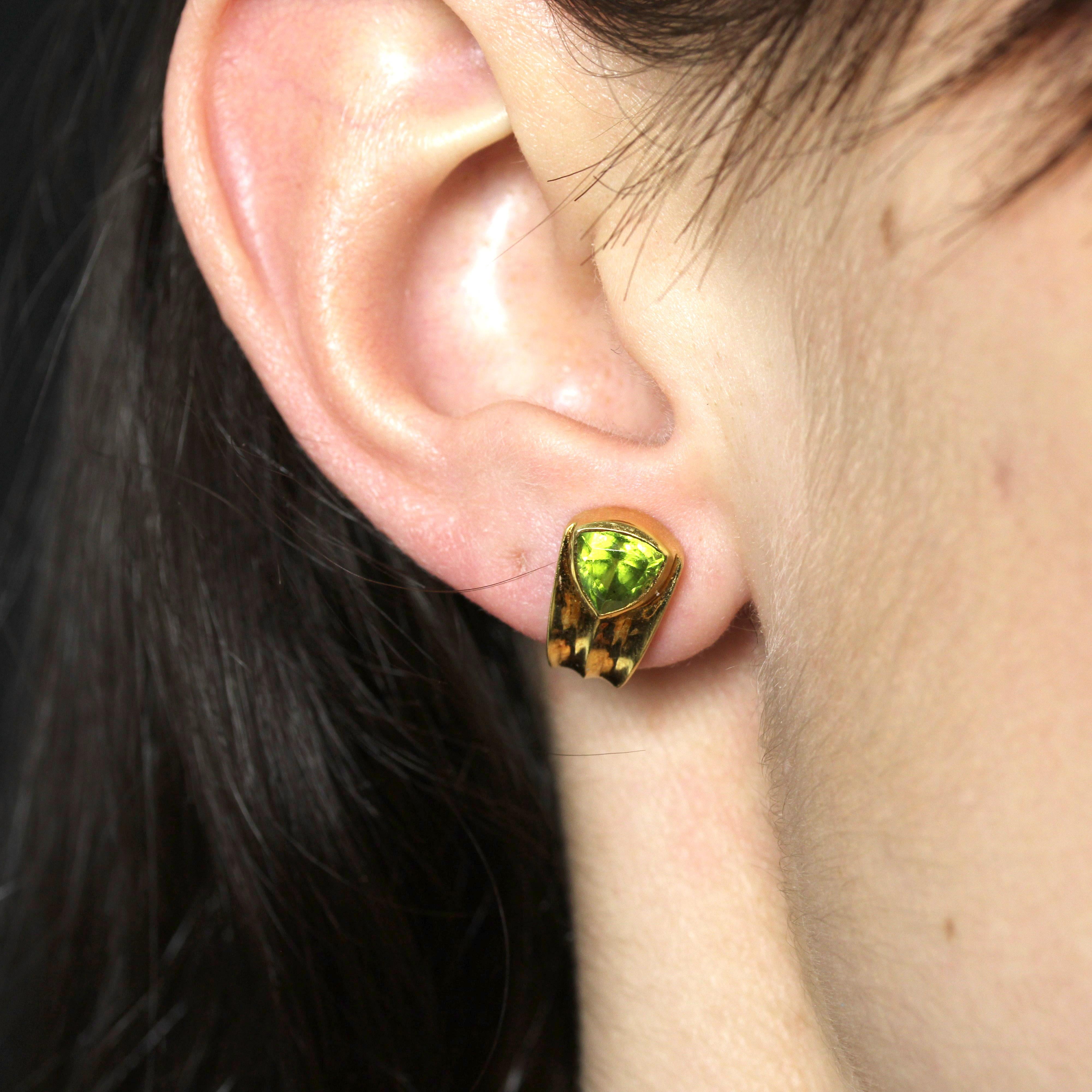 Modern Peridot 18 Karat Yellow Gold Stud Earrings For Sale 1