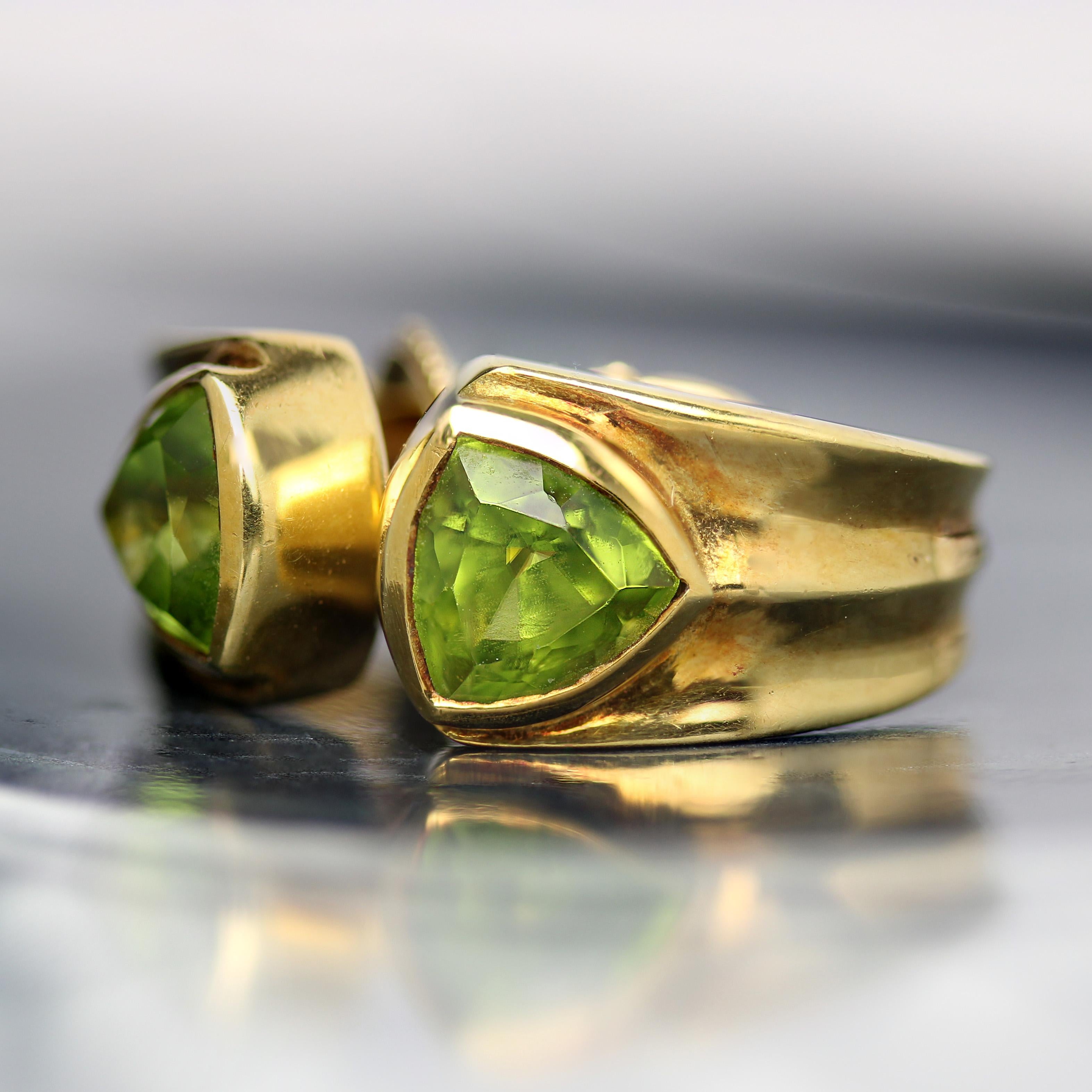 Modern Peridot 18 Karat Yellow Gold Stud Earrings For Sale 4