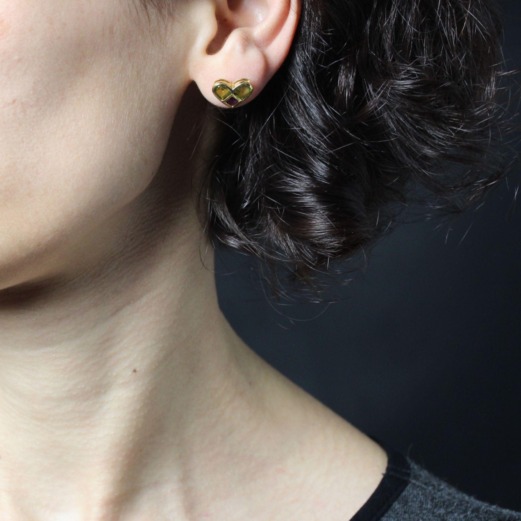 For pierced ears.
Earrings in 18 karat yellow gold.
Heart-shaped, these earrings are each adorned with 2 fancy-cut peridots and a square-cut amethyst. The clasp is a butterfly.
Height : 10.5 mm approximately, width : 12.5 mm approximately, thickness