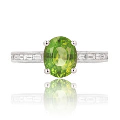 Anello moderno con diamante peridoto in oro bianco 18 carati