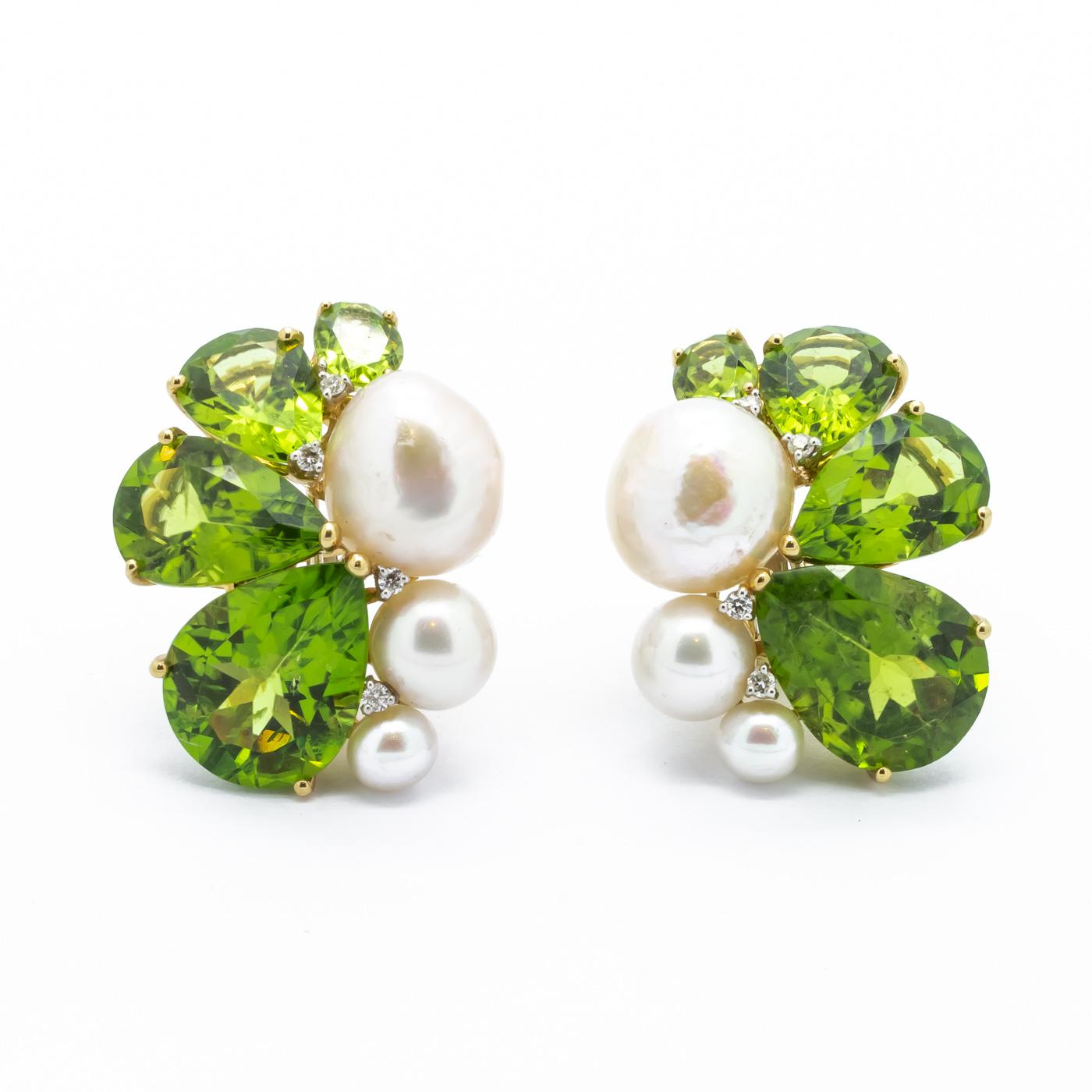 Taille poire Boucles d'oreilles modernes en or 18 carats, perles, diamants en vente