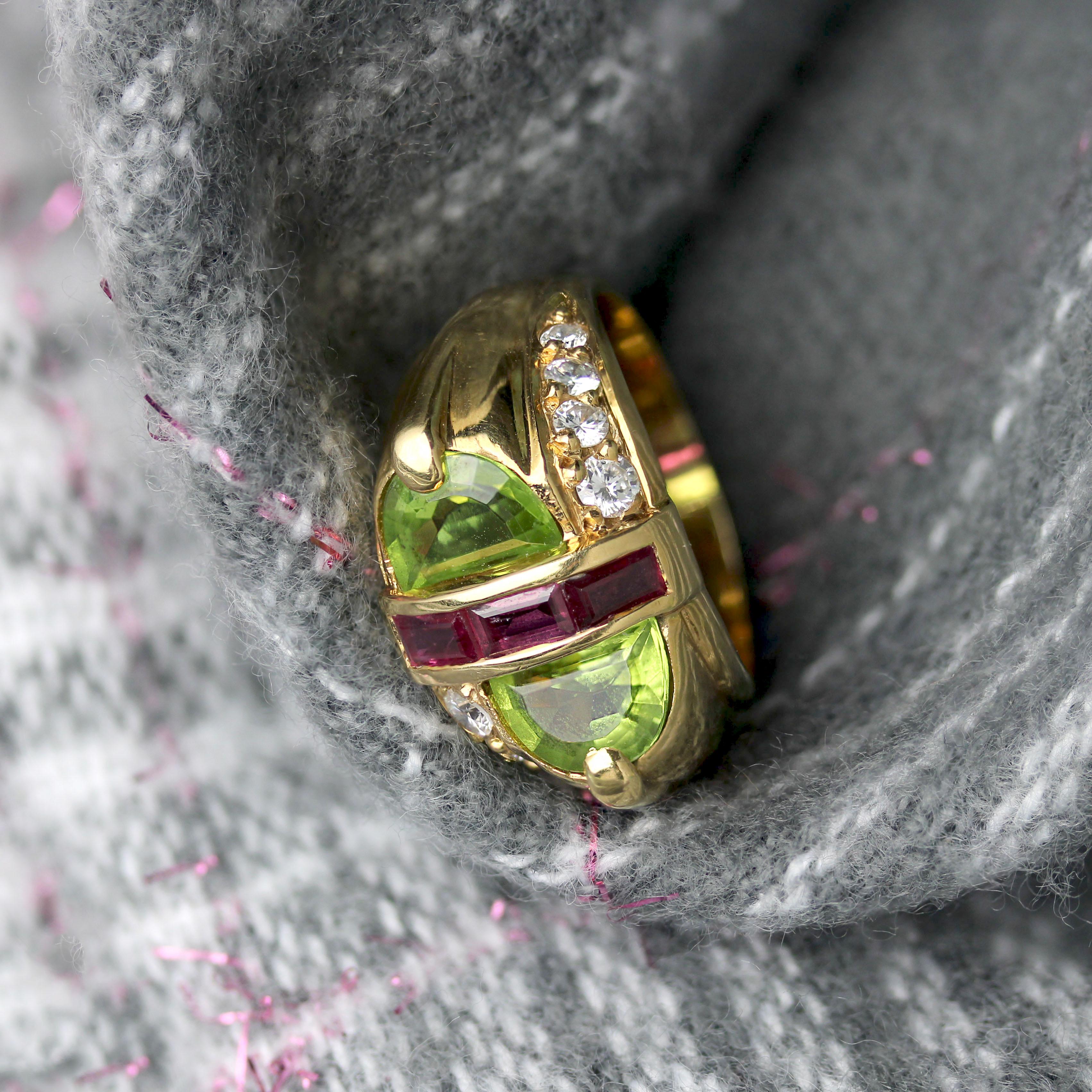 Modern Peridot Rubies Diamonds 18 Karat Yellow Gold Signet Ring For Sale 8