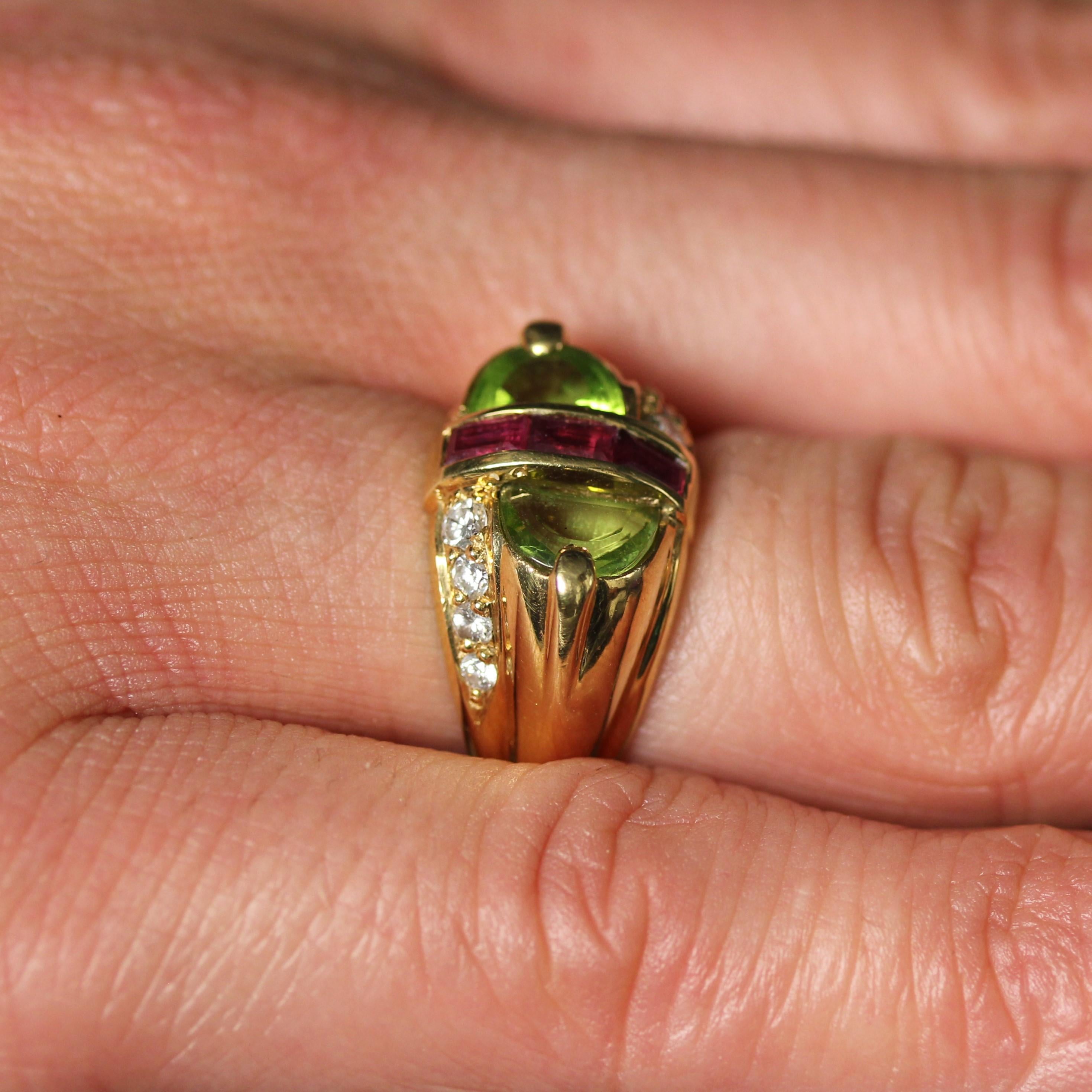 Modern Peridot Rubies Diamonds 18 Karat Yellow Gold Signet Ring For Sale 10