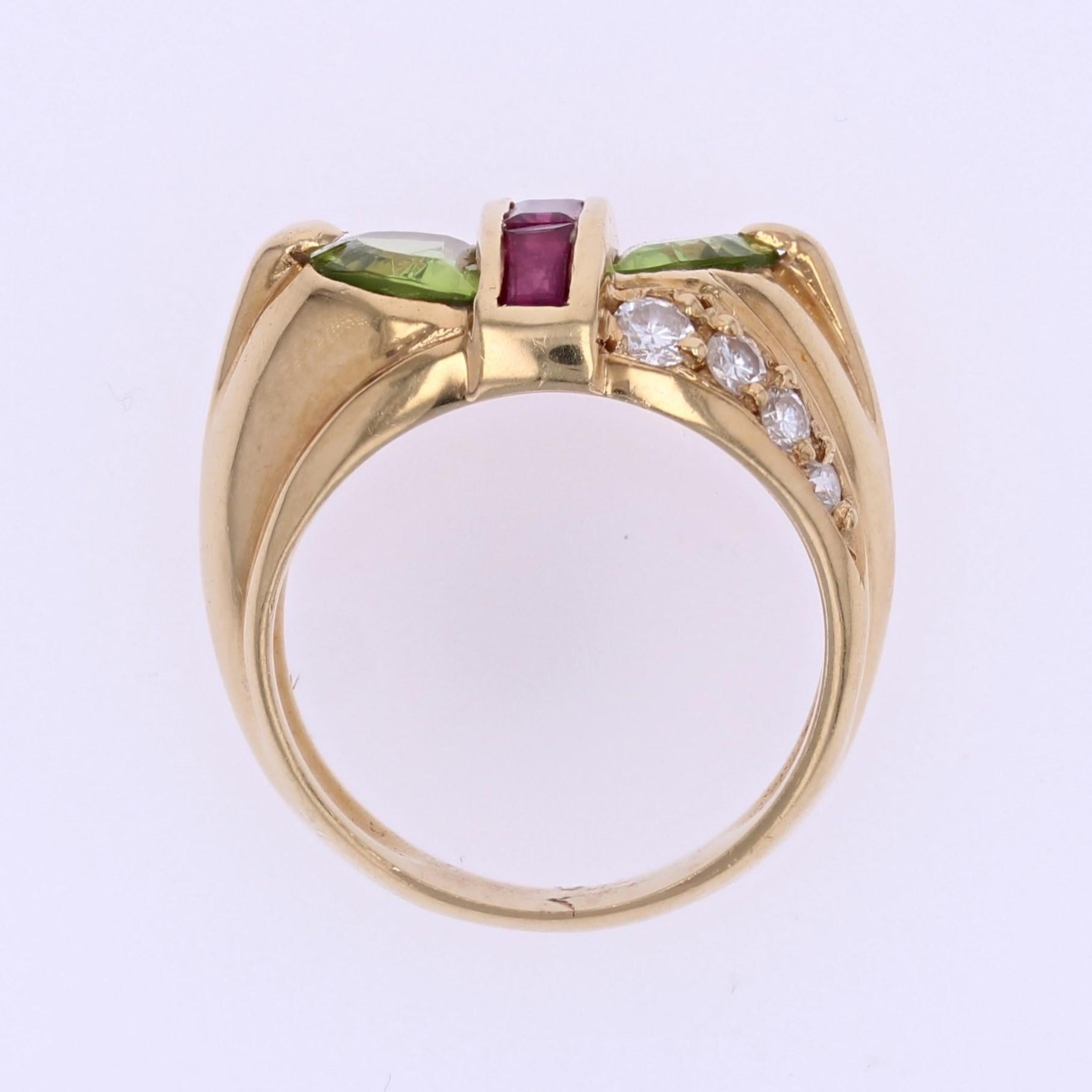 Modern Peridot Rubies Diamonds 18 Karat Yellow Gold Signet Ring For Sale 11