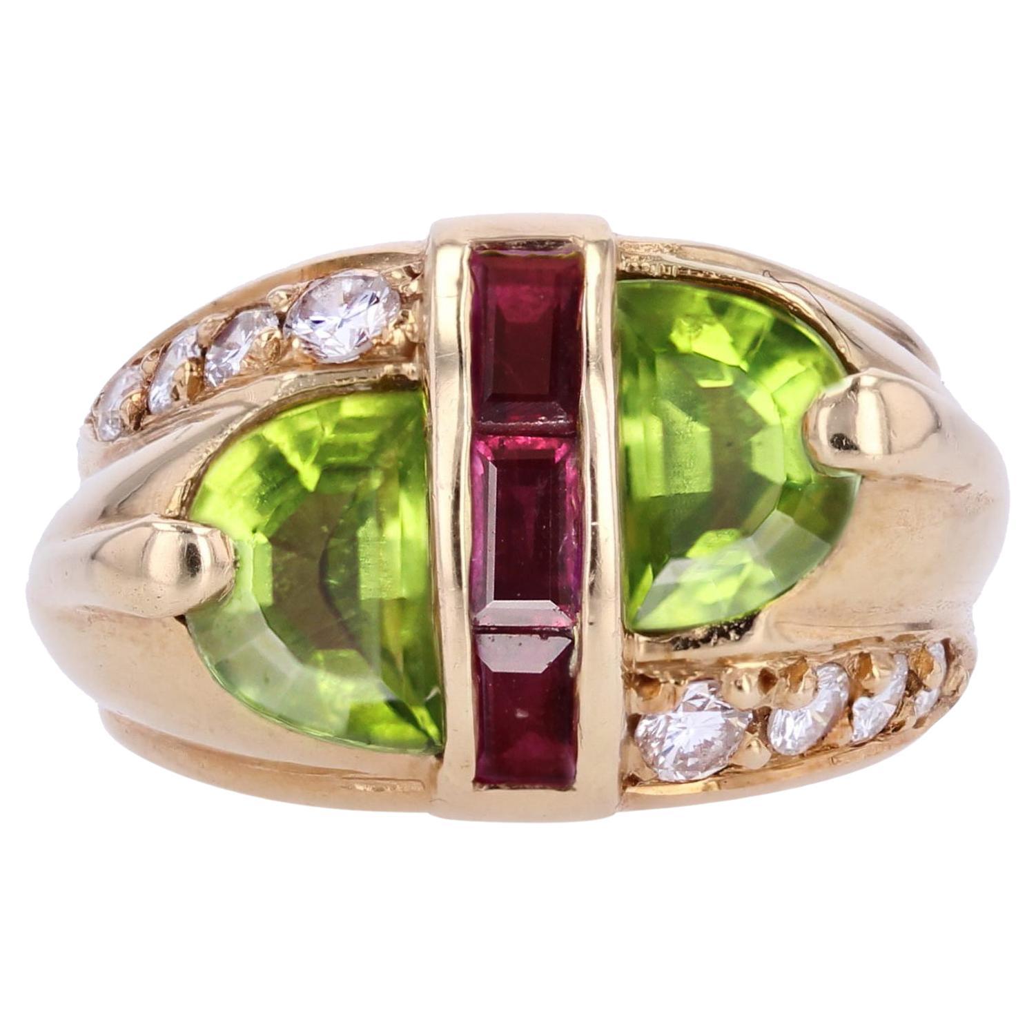 Bague signet moderne en or jaune 18 carats, péridots, rubis et diamants