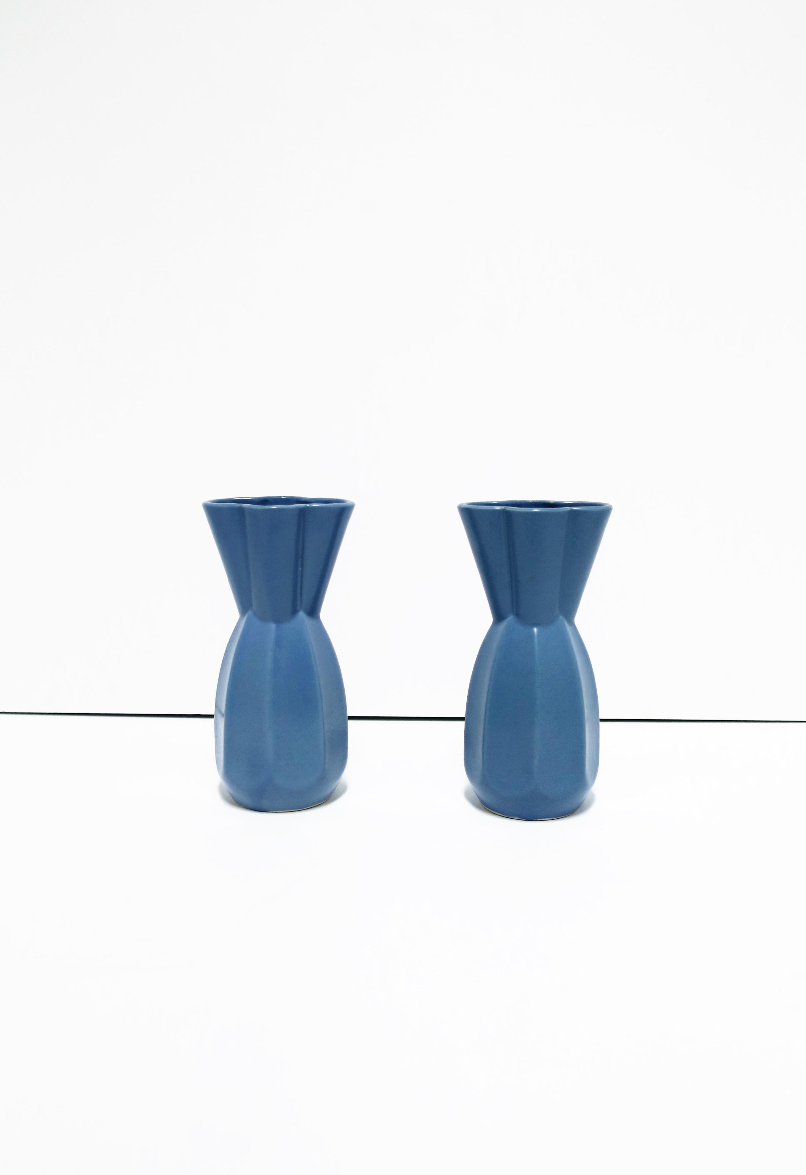 Blaue japanische Keramikvasen, Paar  (Moderne) im Angebot
