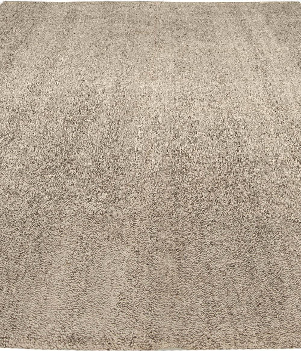 Moderner persischer handgefertigter Kelim-Teppich aus Wolle in Beige und Grau von Dorie Leslie Blau (Handgeknüpft) im Angebot