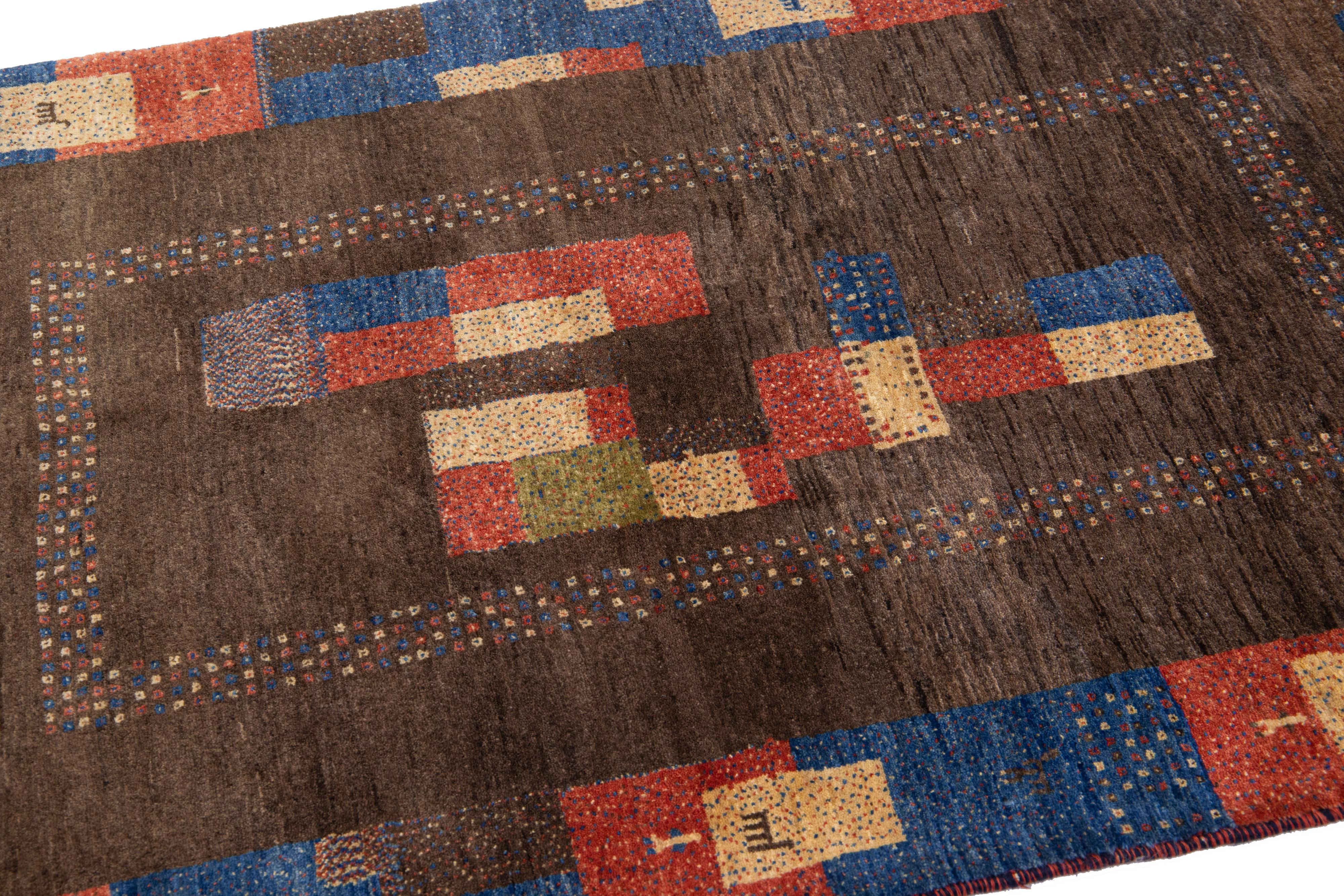 Indien Tapis persan moderne Gabbeh en laine marron fait à la main à motif géométrique en vente