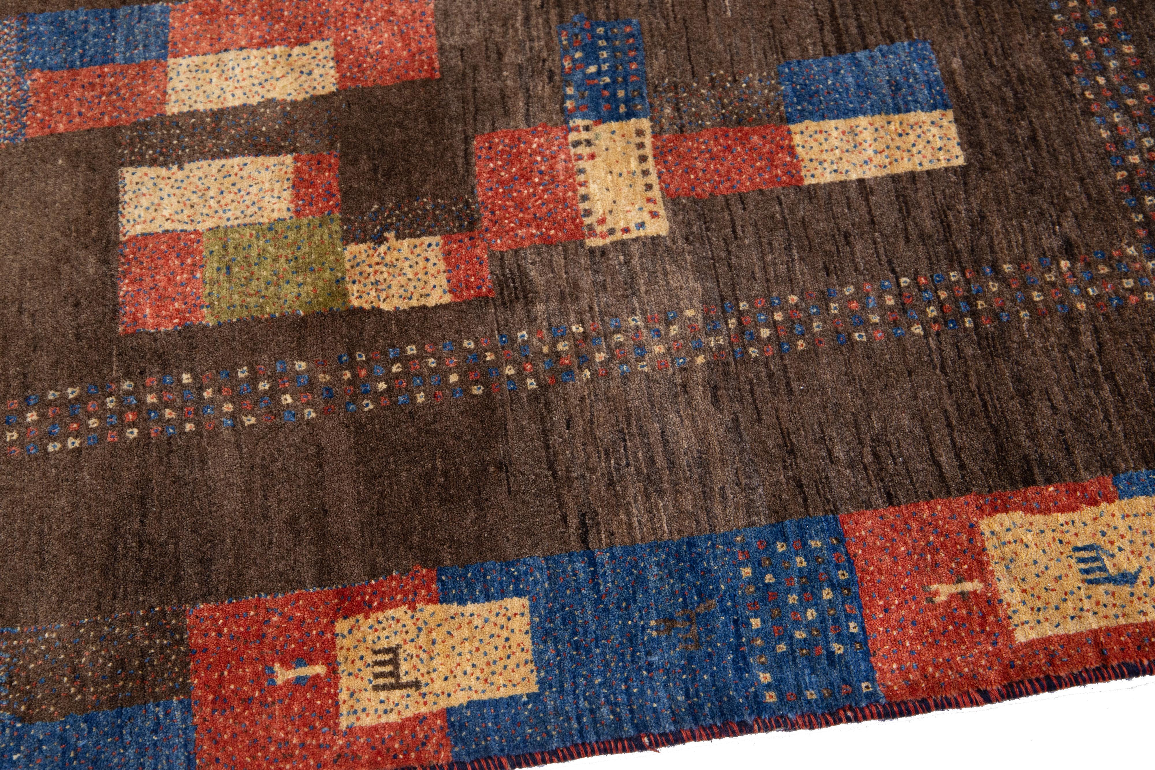 XXIe siècle et contemporain Tapis persan moderne Gabbeh en laine marron fait à la main à motif géométrique en vente