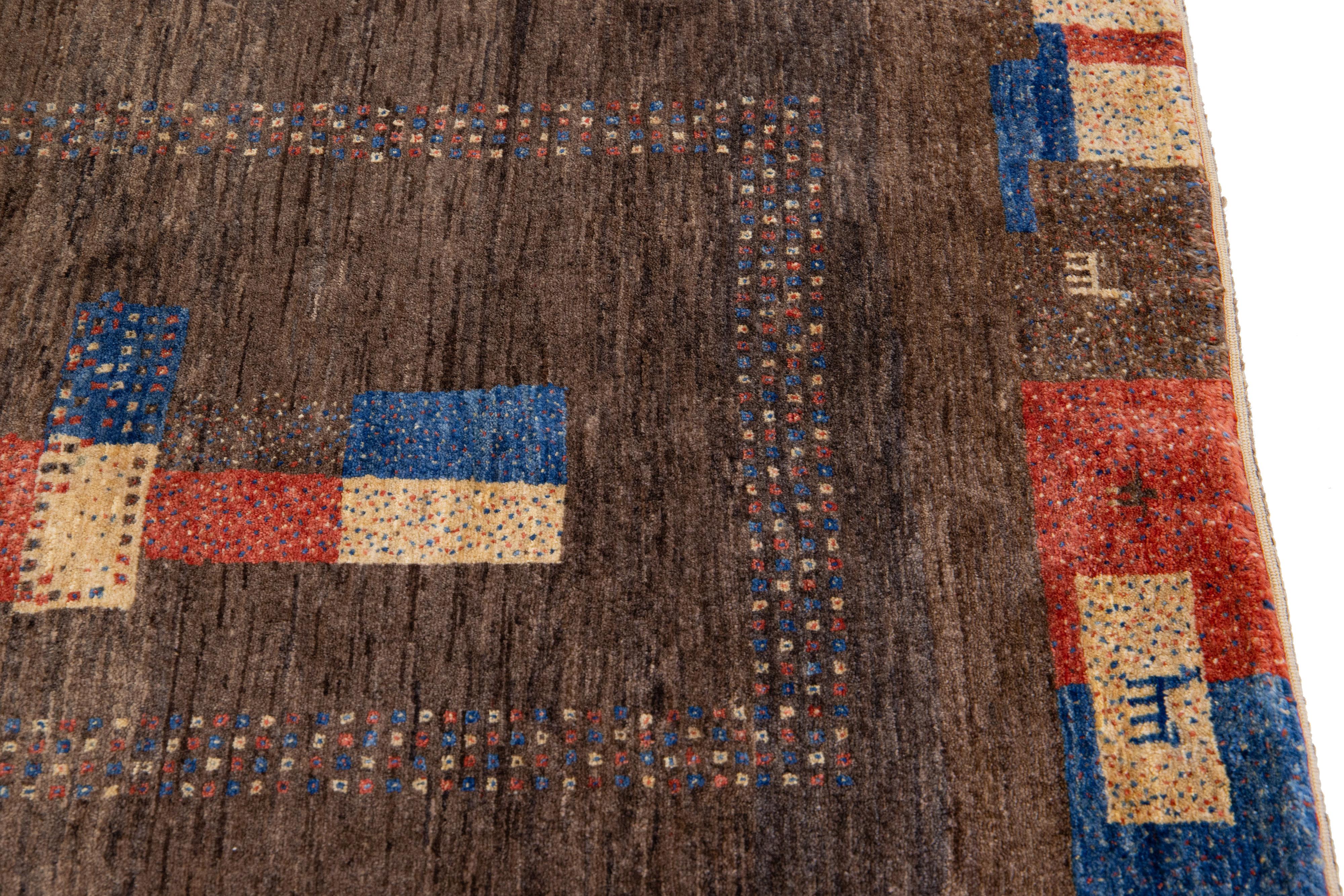 Moderner persischer Gabbeh-Teppich Brown Handmade Wool Rug Geometric Motif im Angebot 1