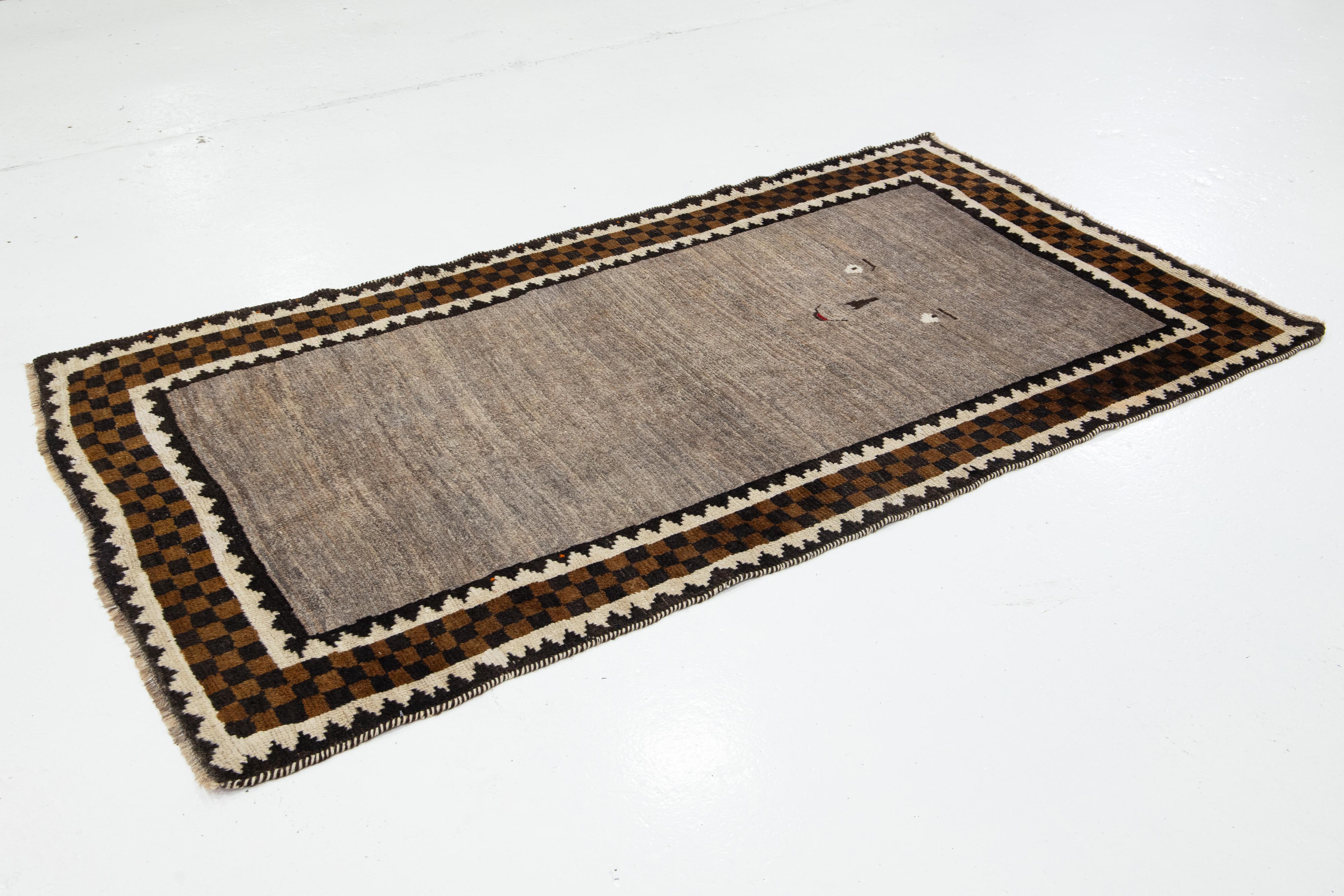 Moderner persischer Gabbeh Wollteppich in Hellbraun (Handgewebt) im Angebot