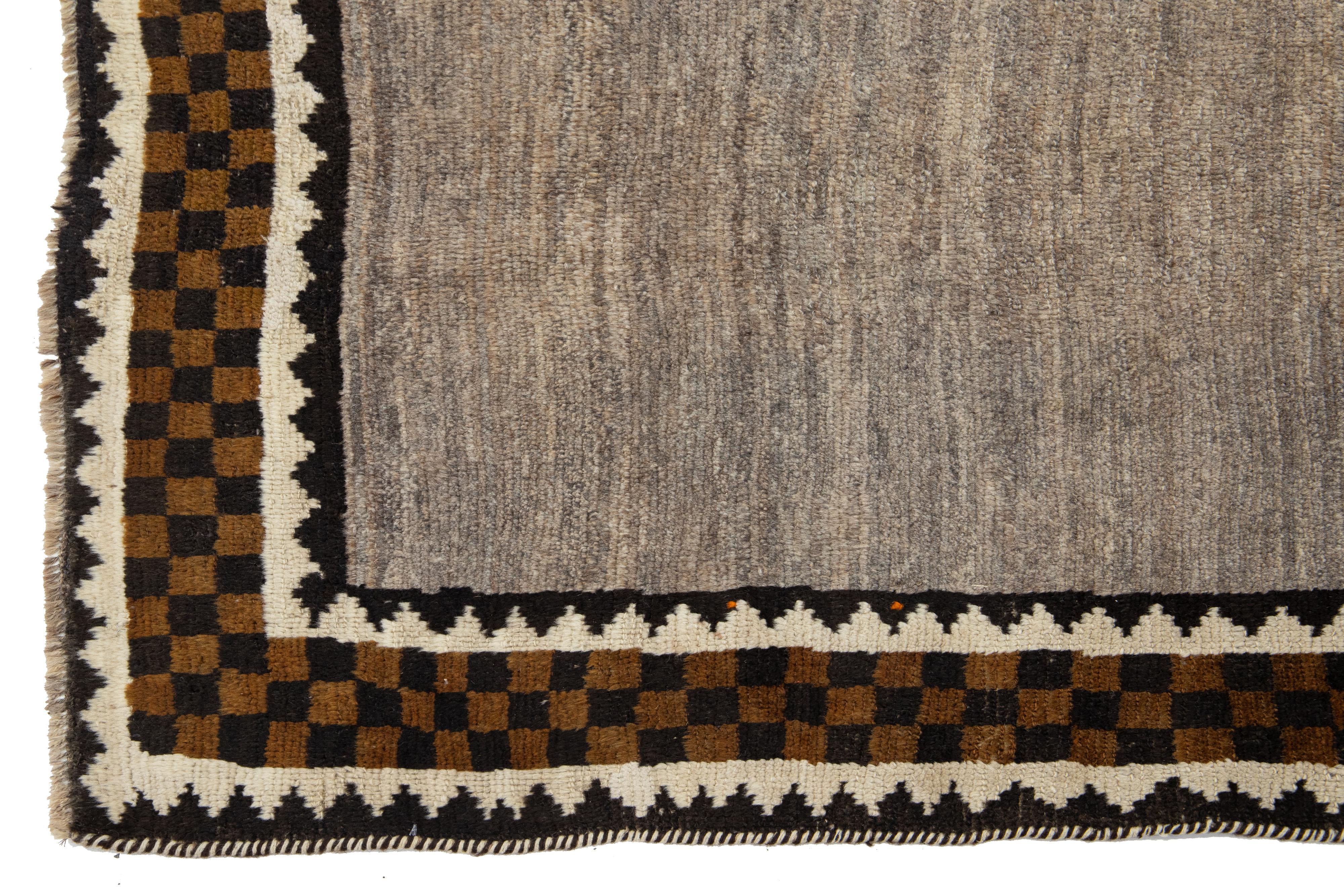 Moderner persischer Gabbeh Wollteppich in Hellbraun (Wolle) im Angebot
