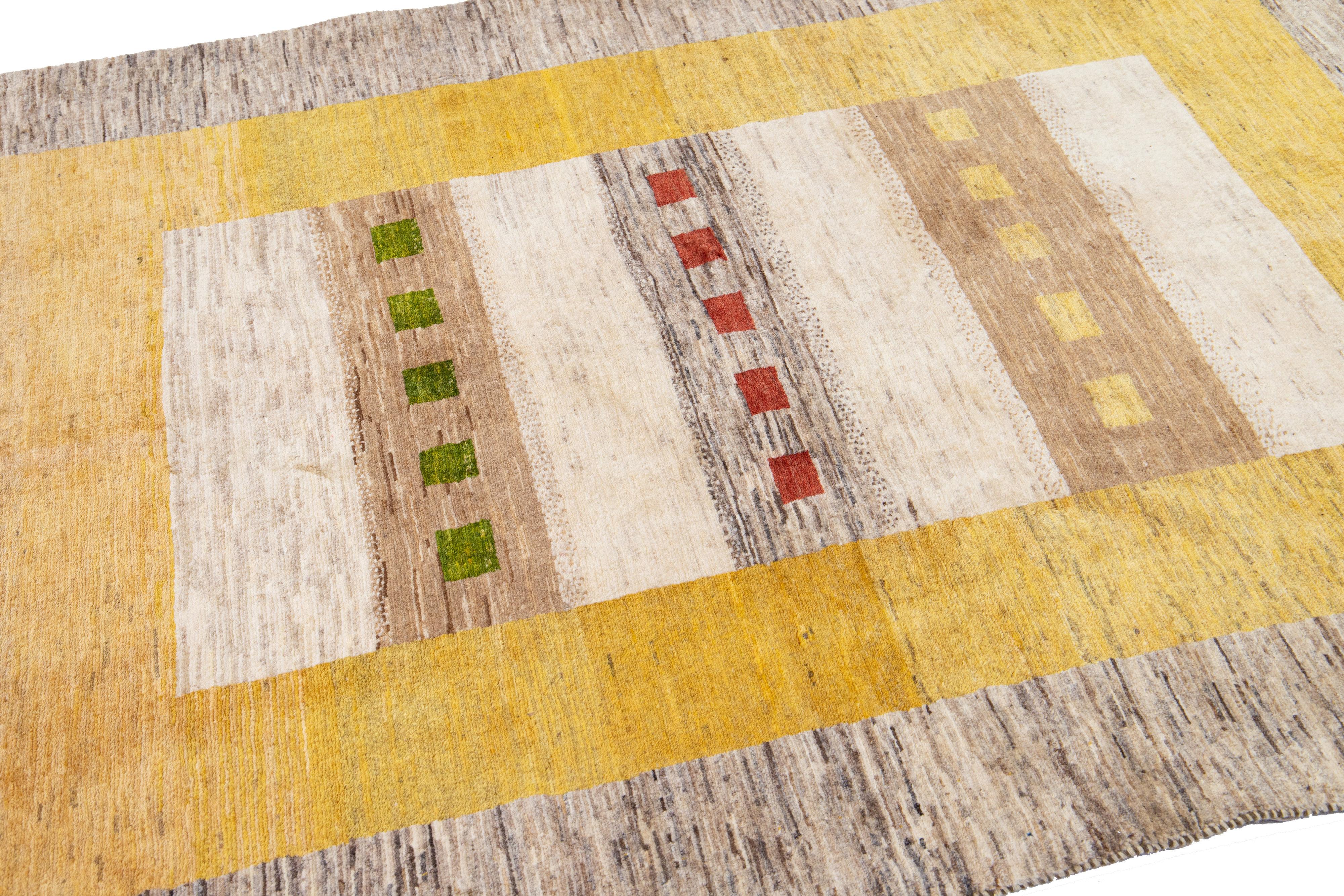 Moderner Persischer Gabbeh Handgefertigter Teppich aus brauner und gelber Wolle  im Zustand „Neu“ im Angebot in Norwalk, CT