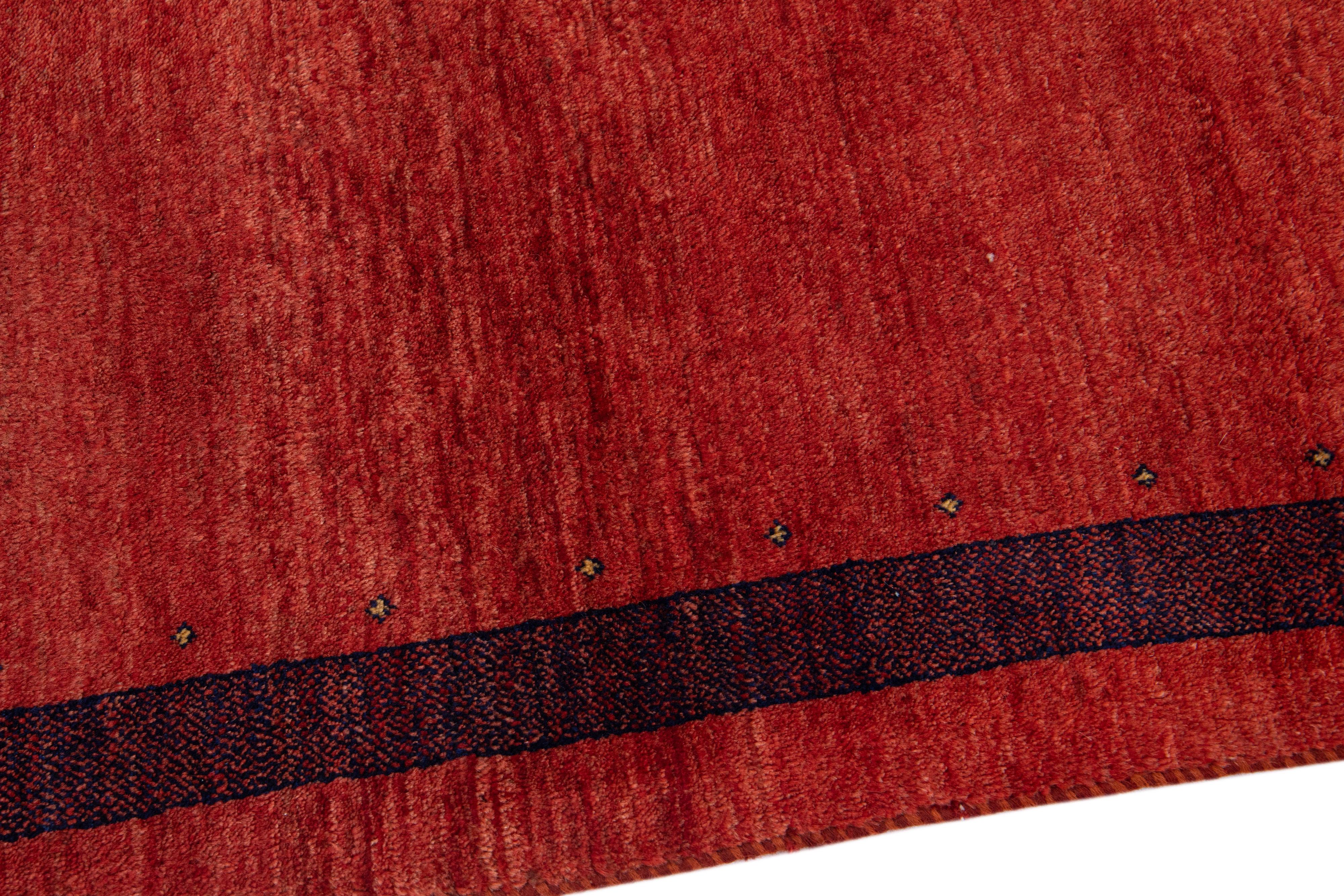 XXIe siècle et contemporain Tapis persan moderne Gabbeh en laine rouge fait  la main en vente