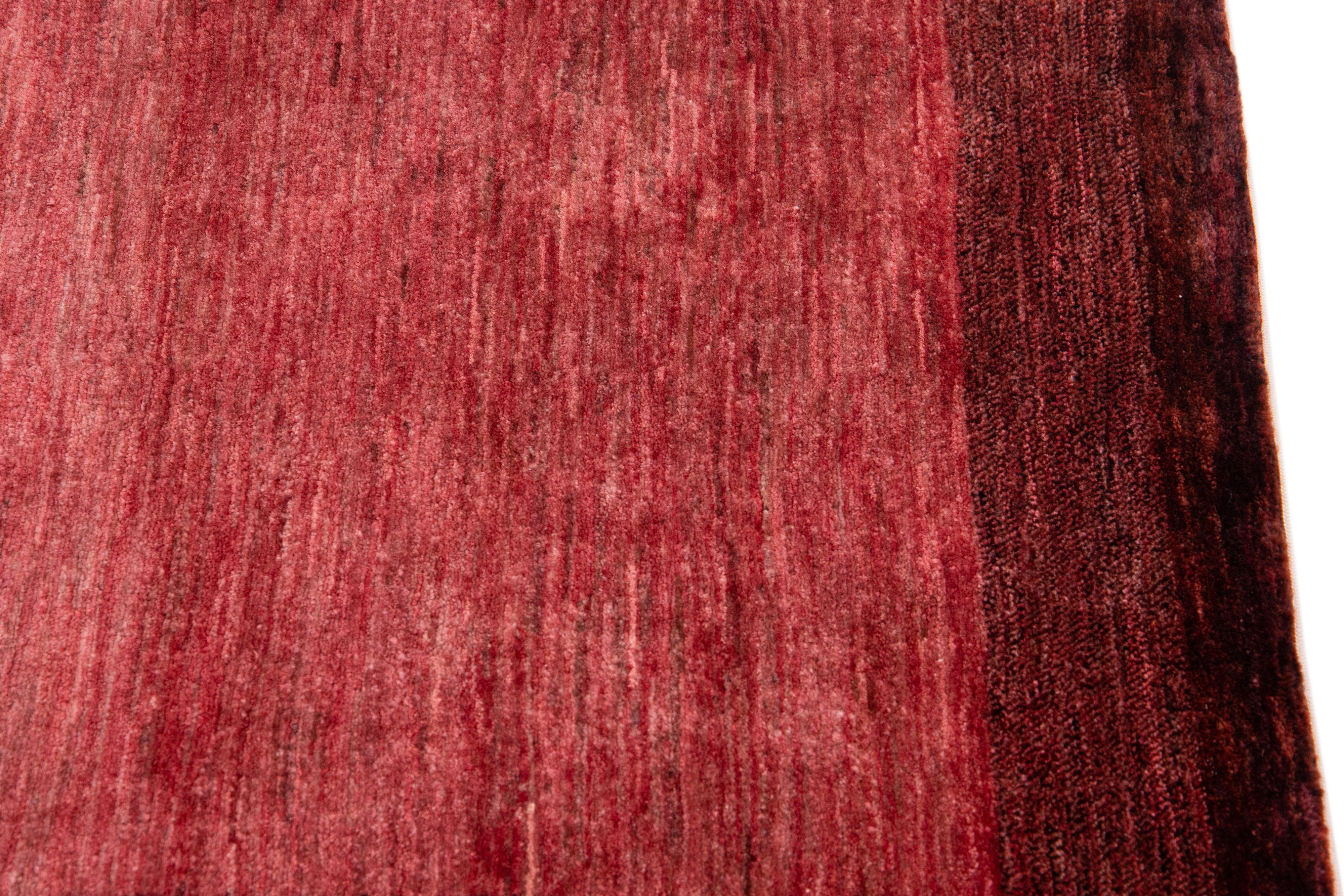 Handgefertigter persischer Gabbeh-Läufer aus roter Wolle im Angebot 1