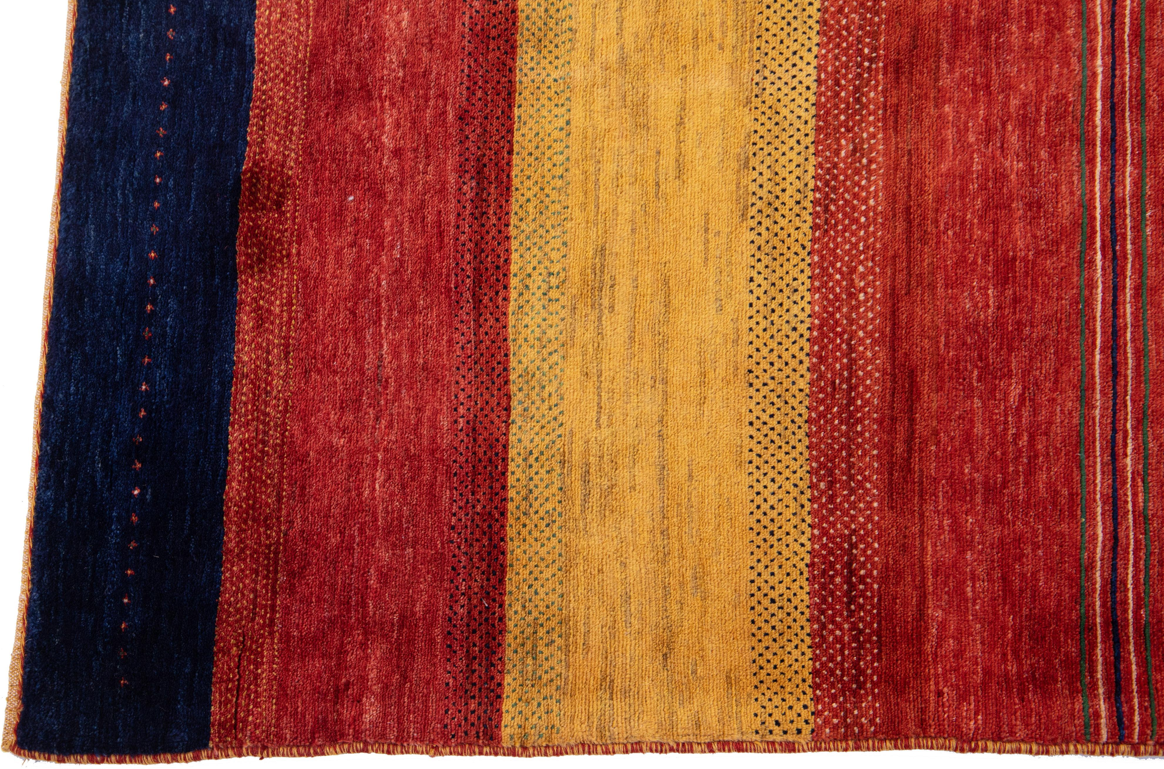 Moderner persischer Gabbeh handgefertigter Wollteppich mit Streifenmuster (Indisch) im Angebot