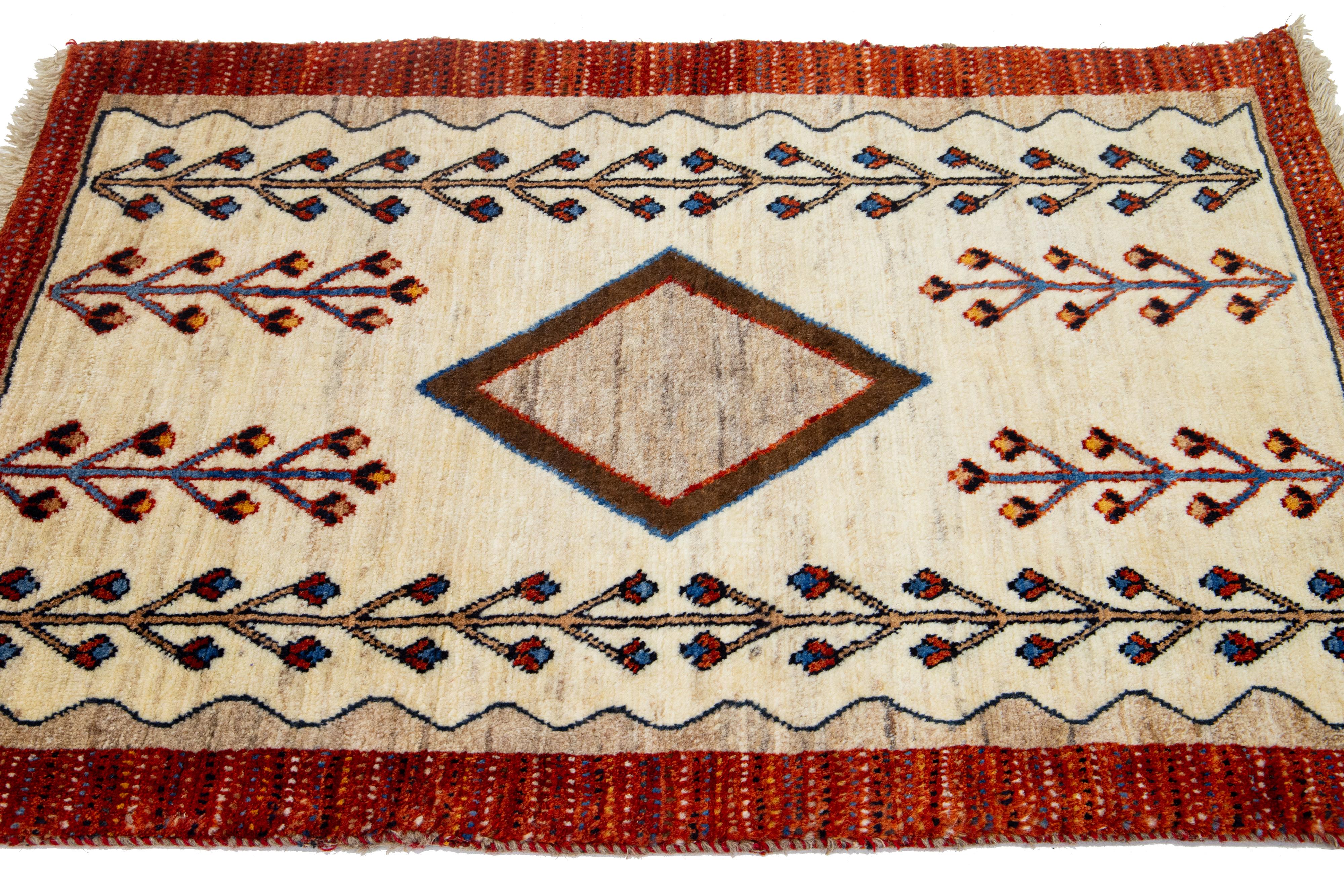 Moderner persischer Gabbeh-Wollteppich in Beige mit Stammesmuster (Handgewebt) im Angebot