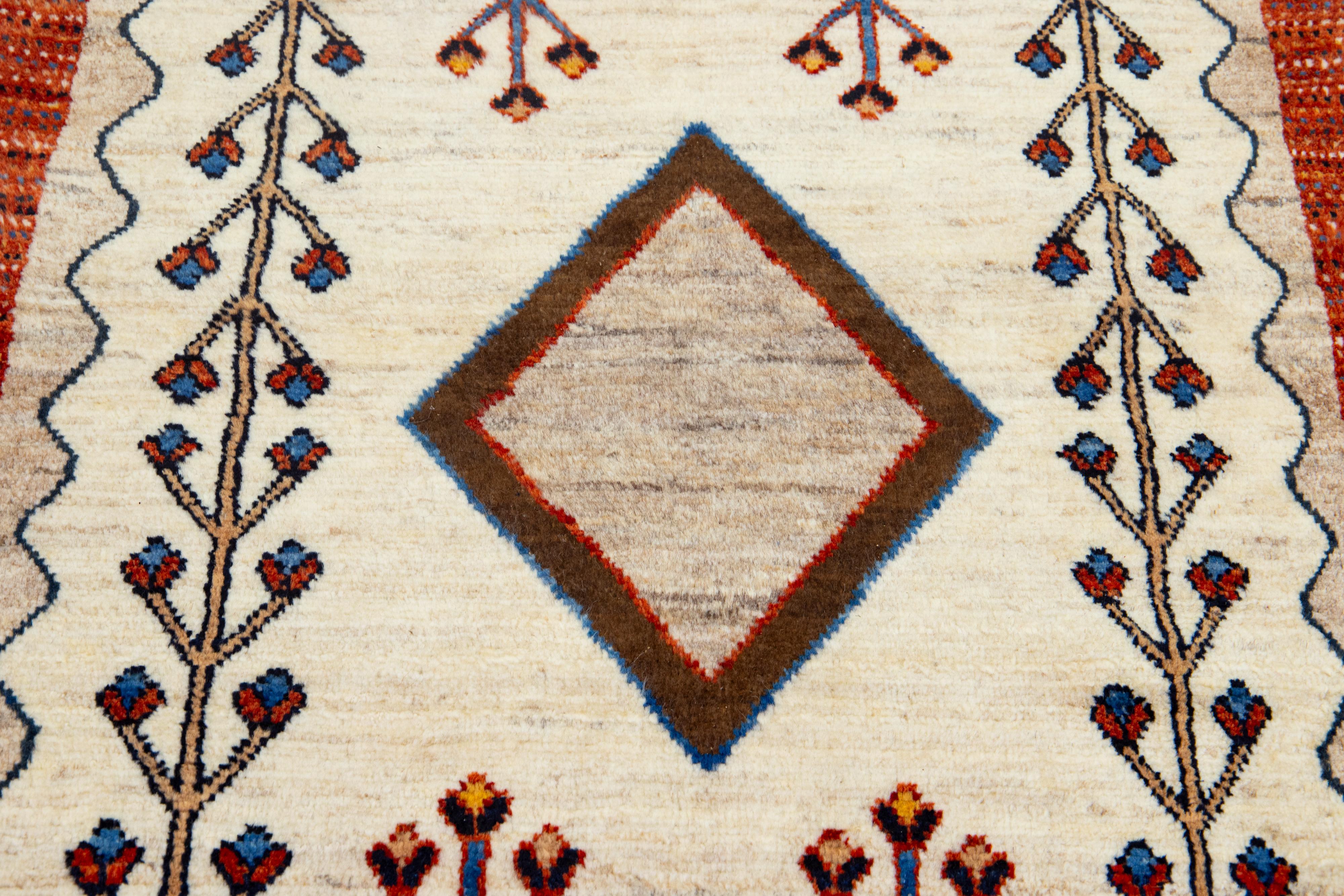 Moderner persischer Gabbeh-Wollteppich in Beige mit Stammesmuster (21. Jahrhundert und zeitgenössisch) im Angebot