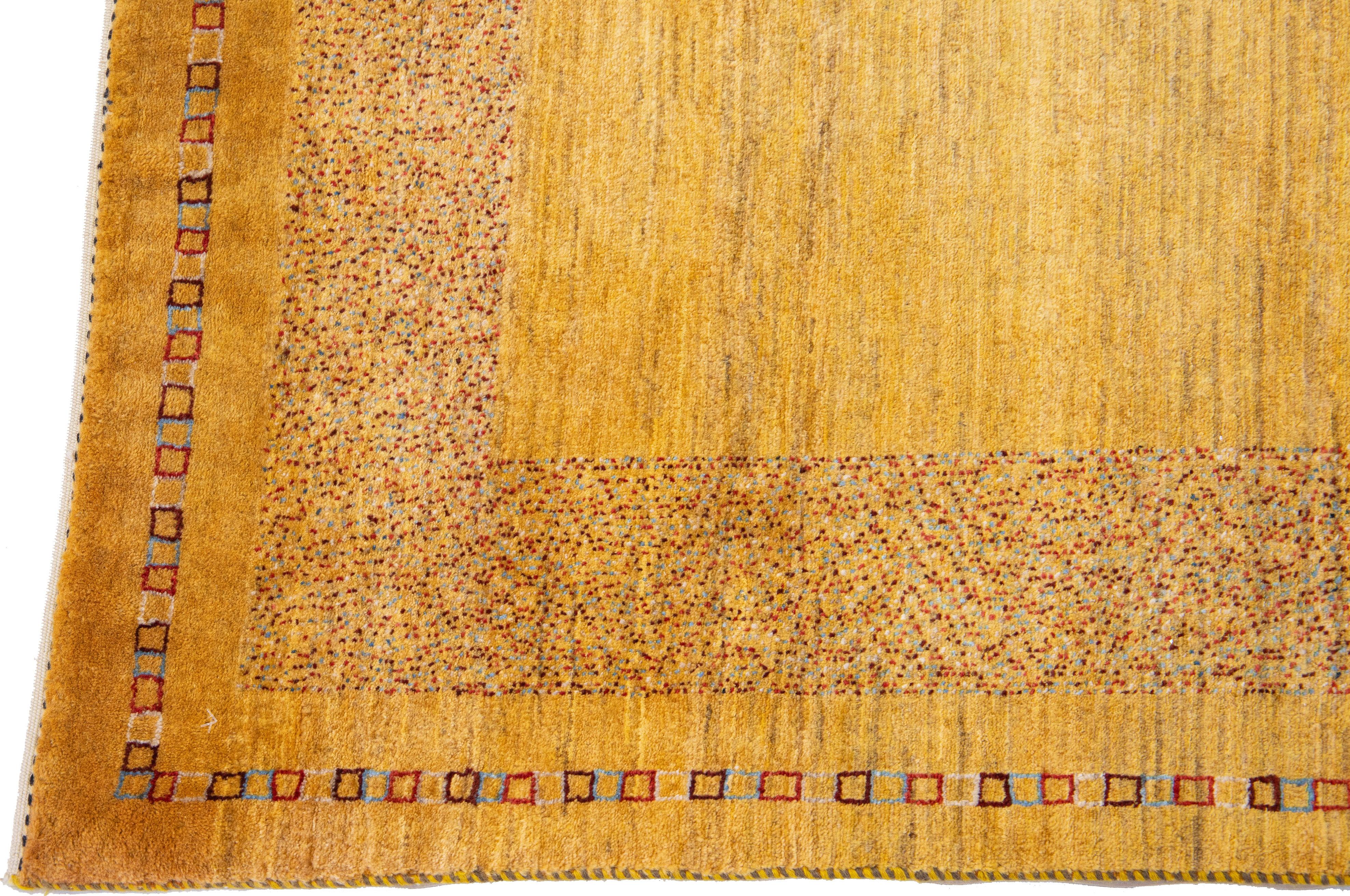 Moderne Tapis persan moderne Gabbeh jaune en laine fait à la main avec motif géométrique en vente